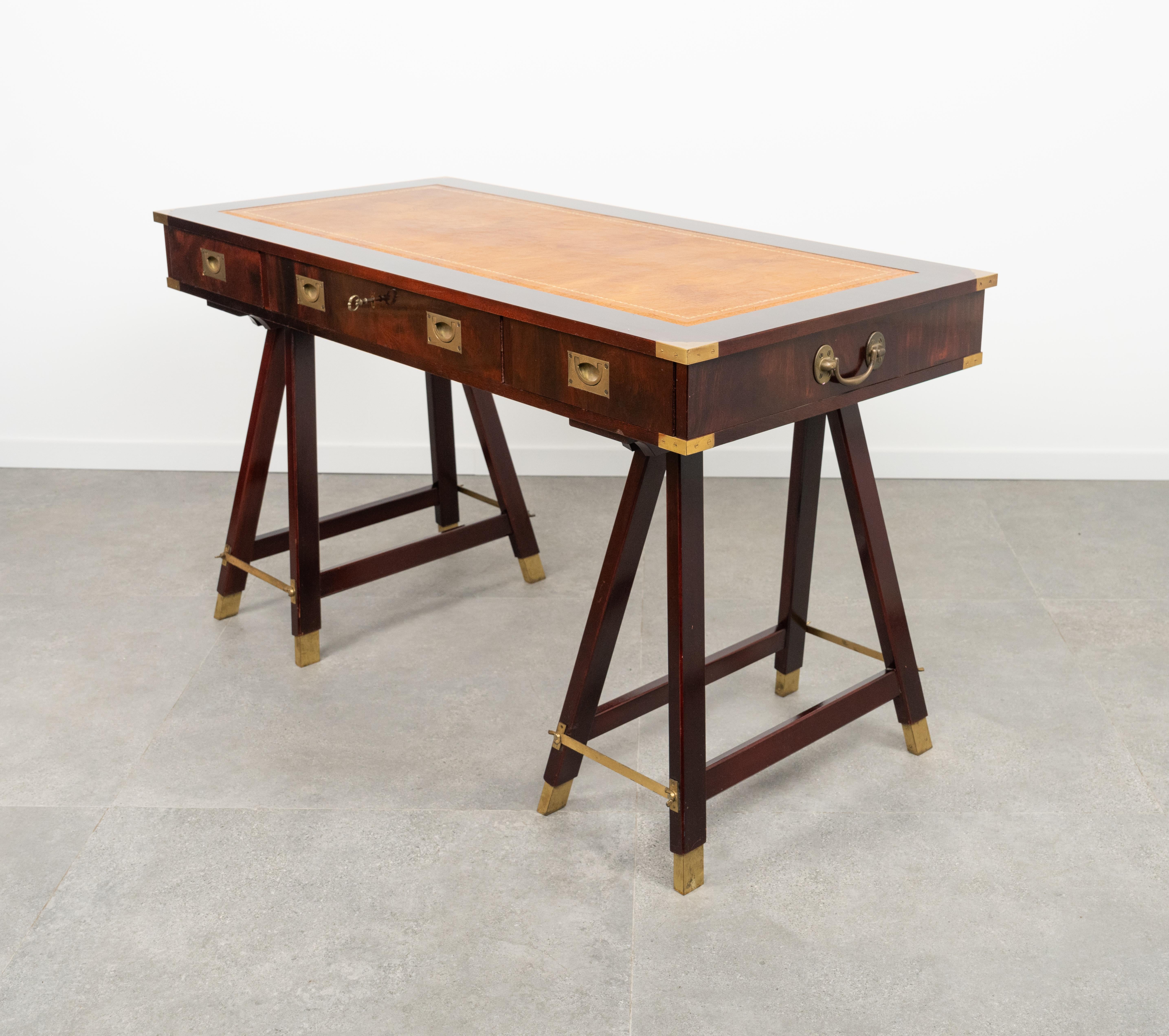 Table de bureau militaire de style Campaigner en Wood, laiton et cuir, Italie, années 1960 en vente 1
