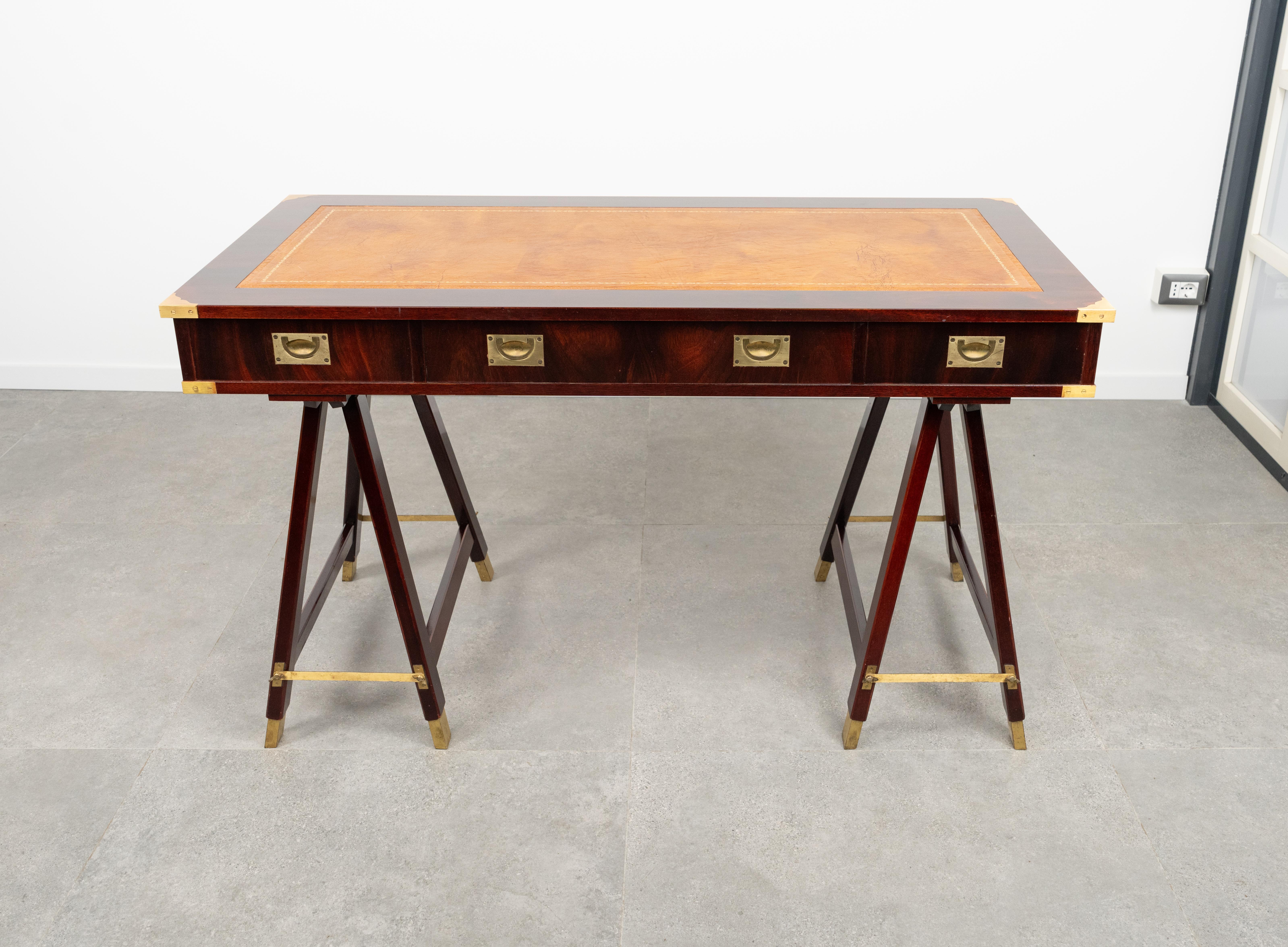 Table de bureau militaire de style Campaigner en Wood, laiton et cuir, Italie, années 1960 en vente 2