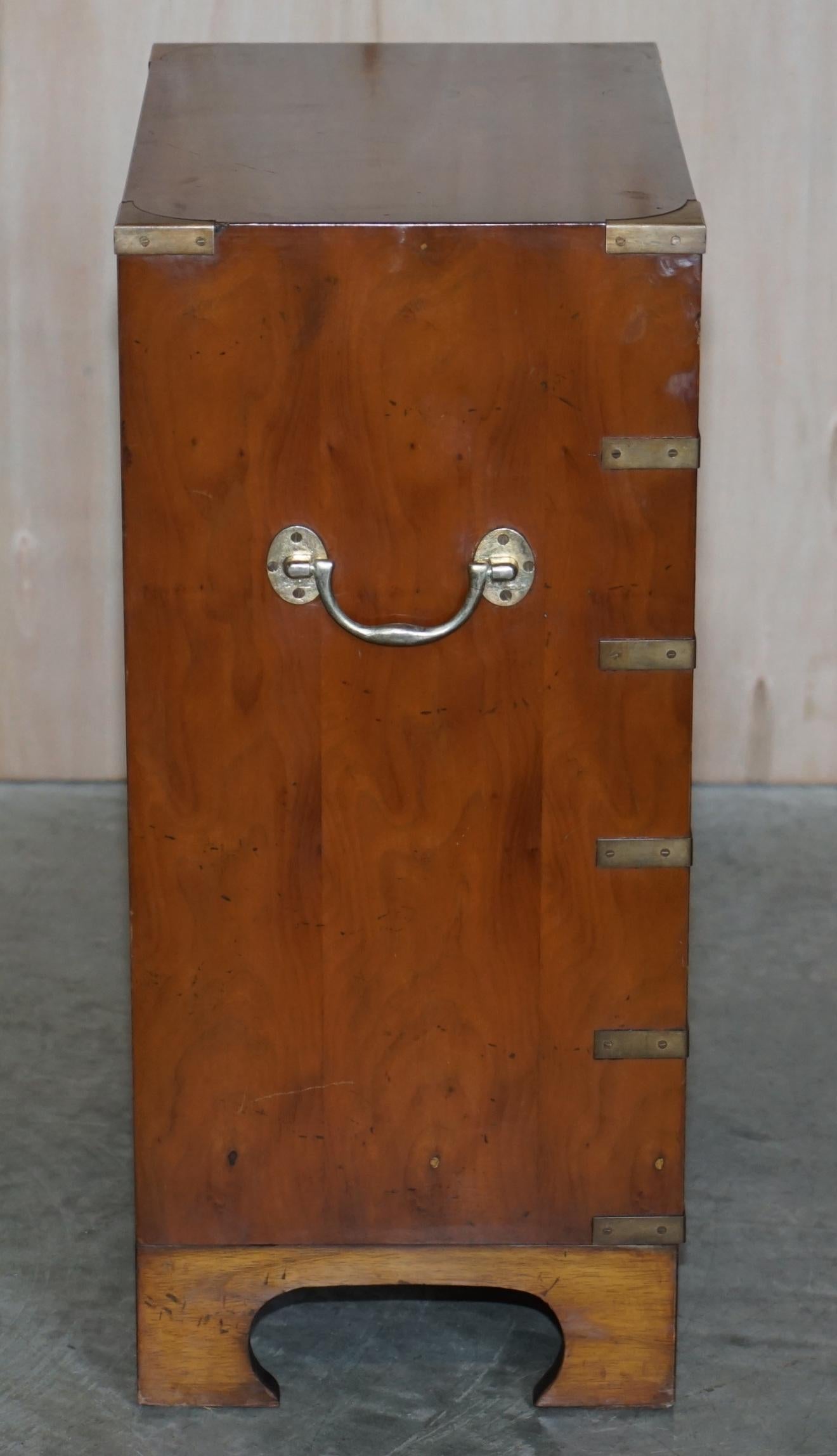 Cajonera de nogal rebabas vintage estilo campaña militar en venta 3