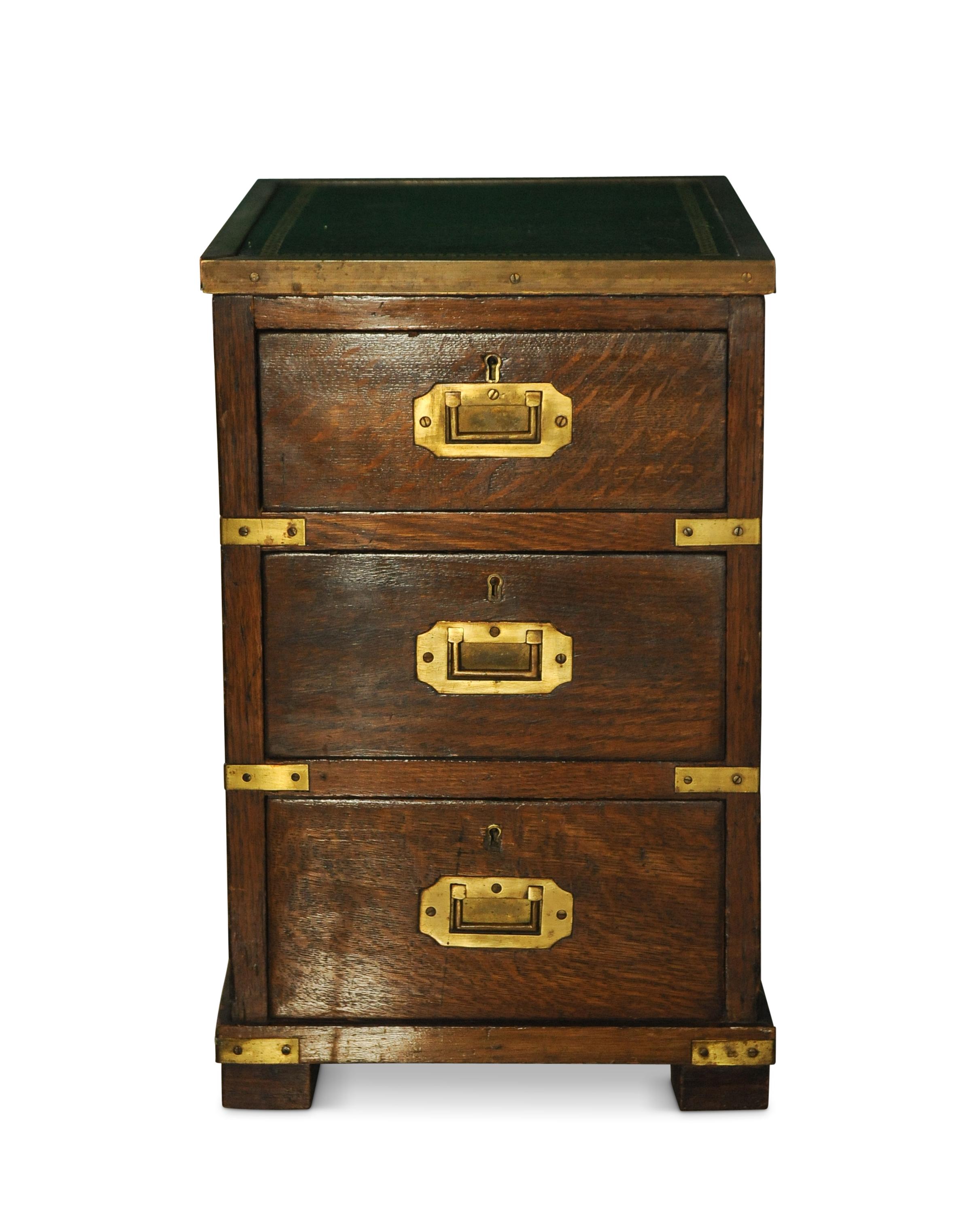 Victorian military campaign three drawer chest with green leather tooled top finished with brass edging corners & drop handles

Measures; Height: 52cm I Width: 33cm I Depth: 45.5cm
Drawers Height 9.5cm I Width 25cm I Depth 41cm.