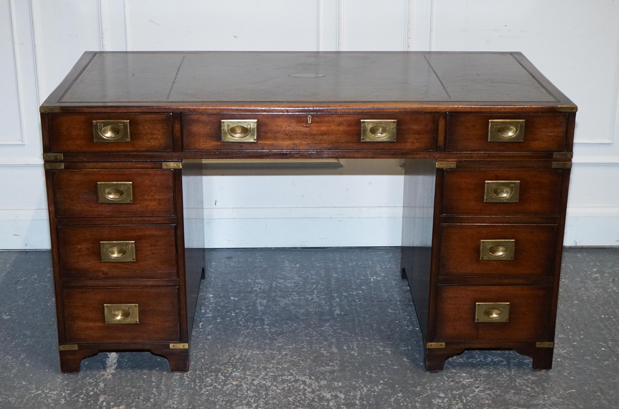 
Antiquariato di Londra



Siamo lieti di offrire in vendita questa imponente scrivania militare Campaigner Twin Pedestal Desk di Bevan Funnell.

 Eleganza raffinata e funzionalità robusta. Il design della scrivania, profondamente radicato nella