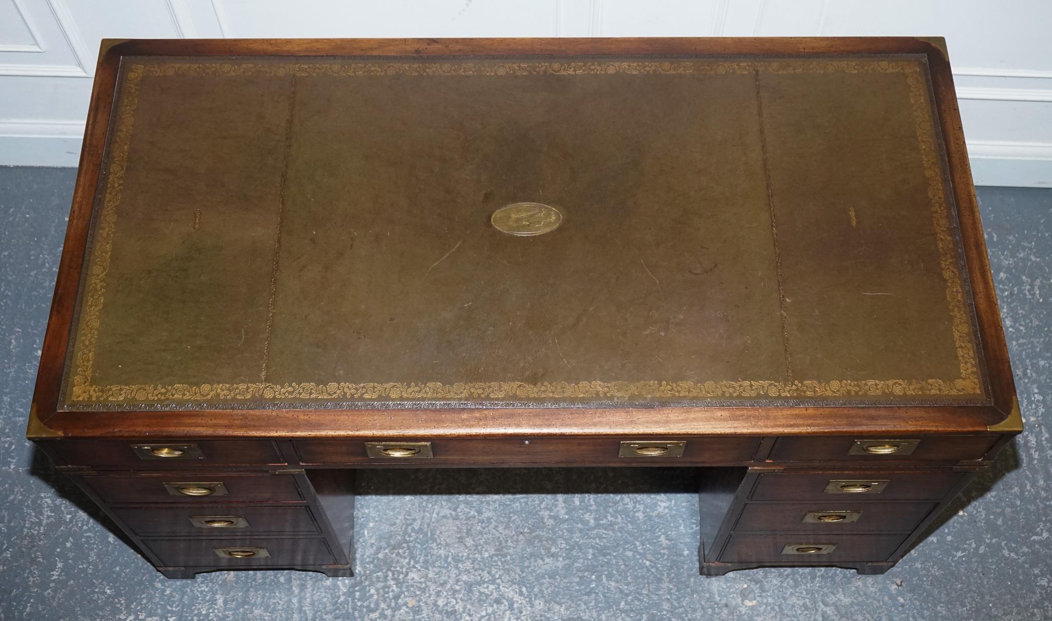 Legno massiccio Scrivania MILITARE A PEDISTALLO DOPPIO CON TOP IN PELLE VERDE INVECCHIATA BEVAN FUNELL in vendita