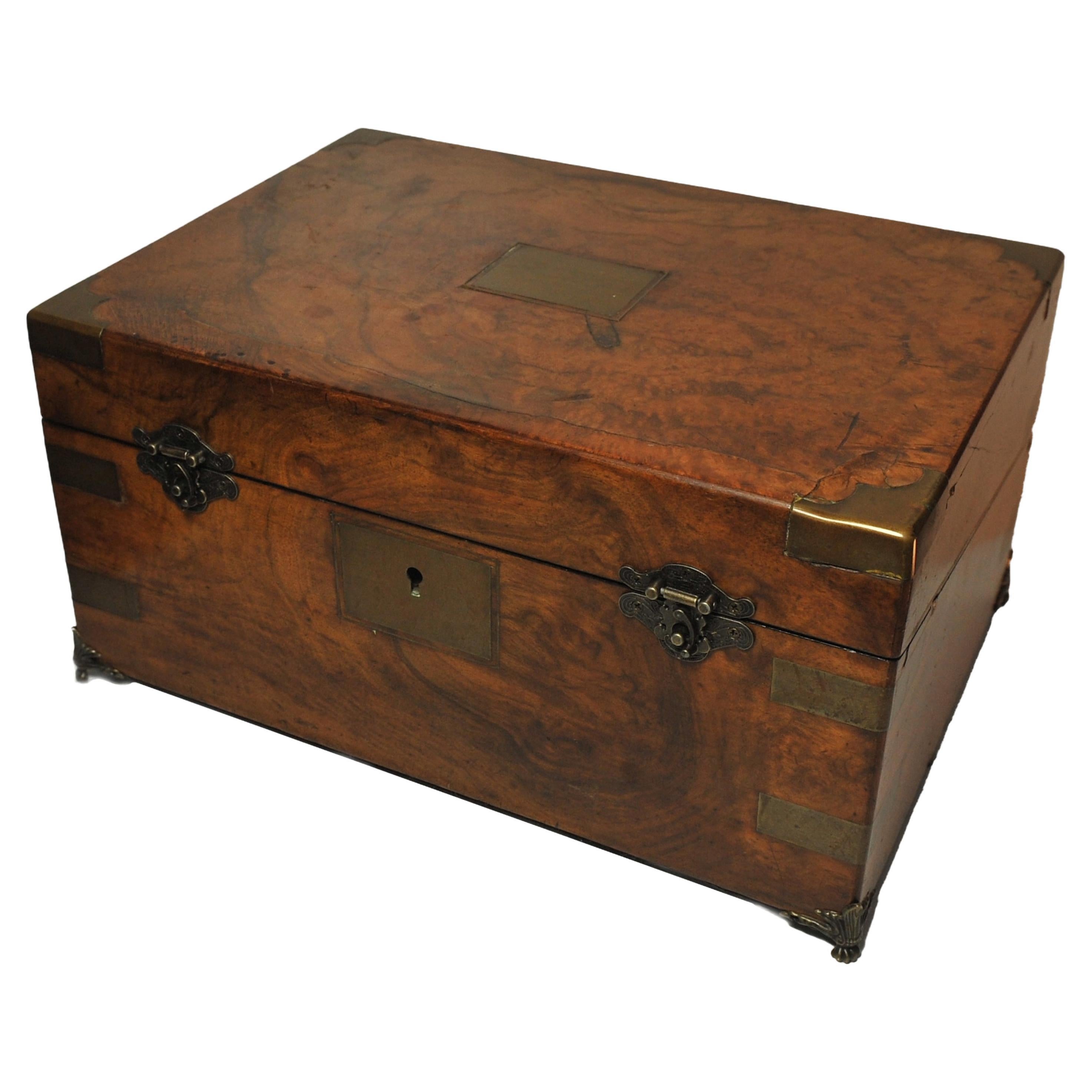 Boîte à reliure de campagne militaire en noyer avec intérieur en velours

Une boîte à montres sur mesure pour l'aficionado des montres, finie à la main et équipée d'un intérieur en velours écrasé, avec deux remontoirs à montres alimentés par