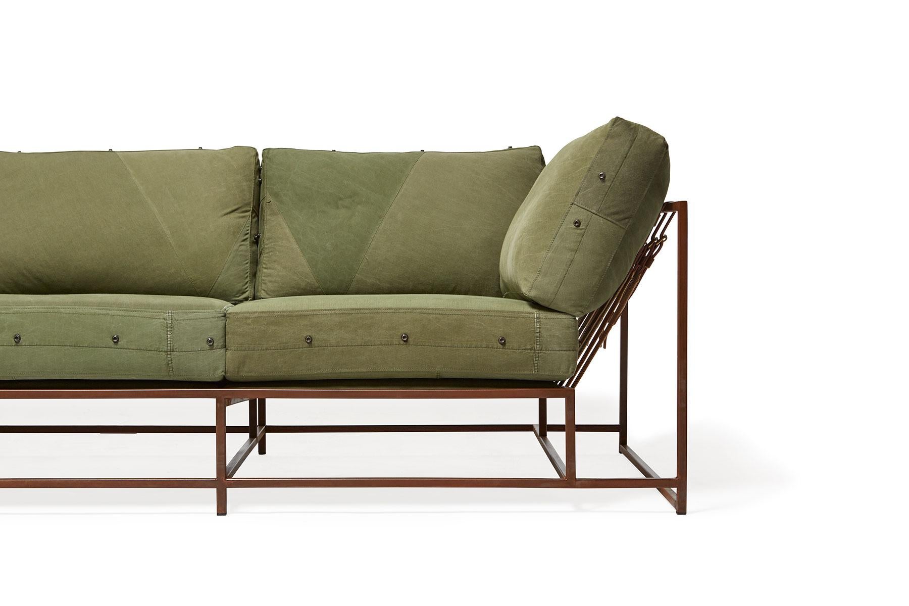 Conçu en 2011, ce canapé a été la première pièce de la collection Inheritance de Stephen Kenn. Partant d'une curiosité pour la façon dont les meubles étaient construits, la collection est le résultat d'une réimagination des sièges rembourrés