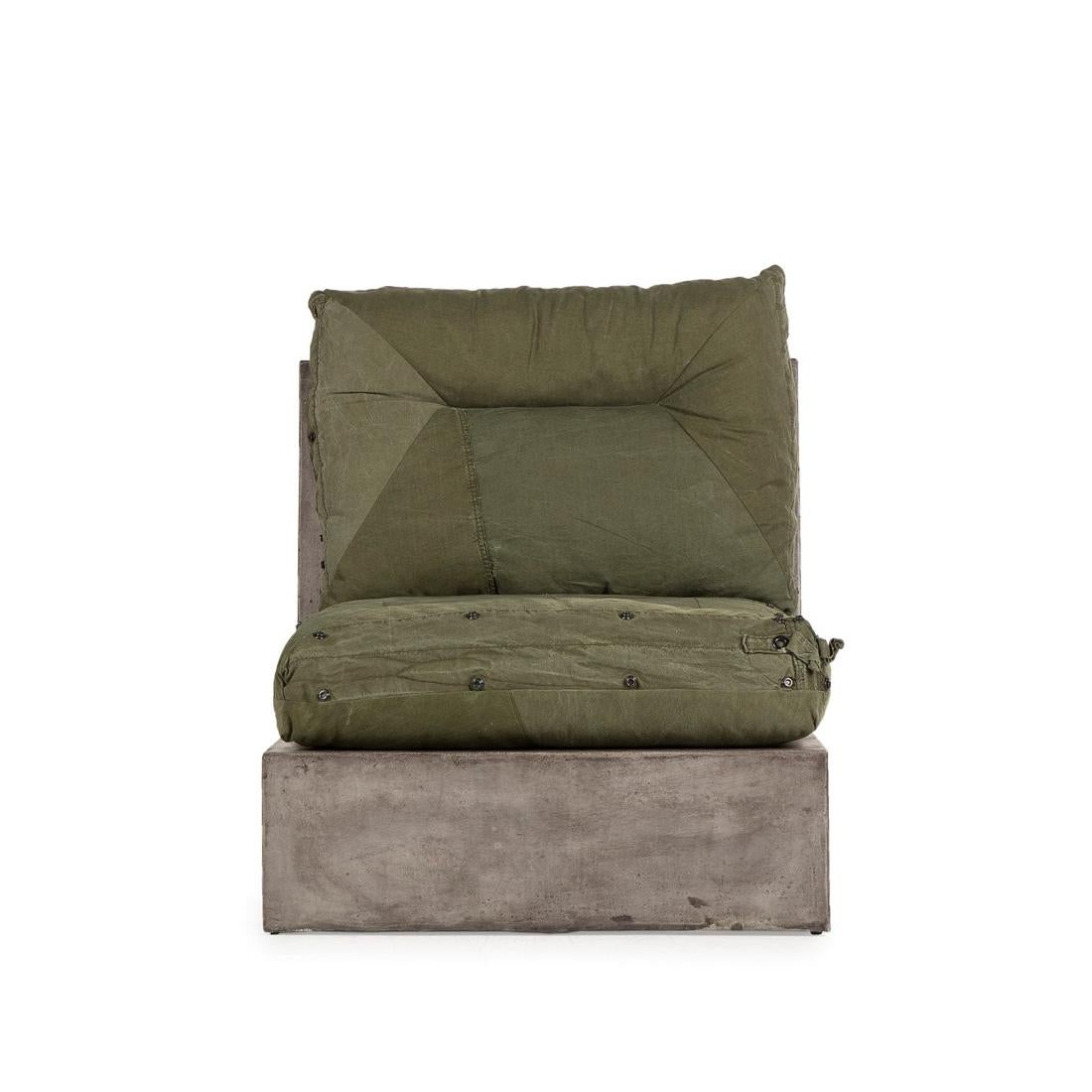 Chair military with base structure in concrete.
Seat and back upholstered and covered with
100% cotton kaki military fabric.
Also available in military corner chair.