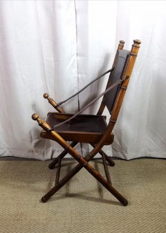 Bureau militaire avec chaise