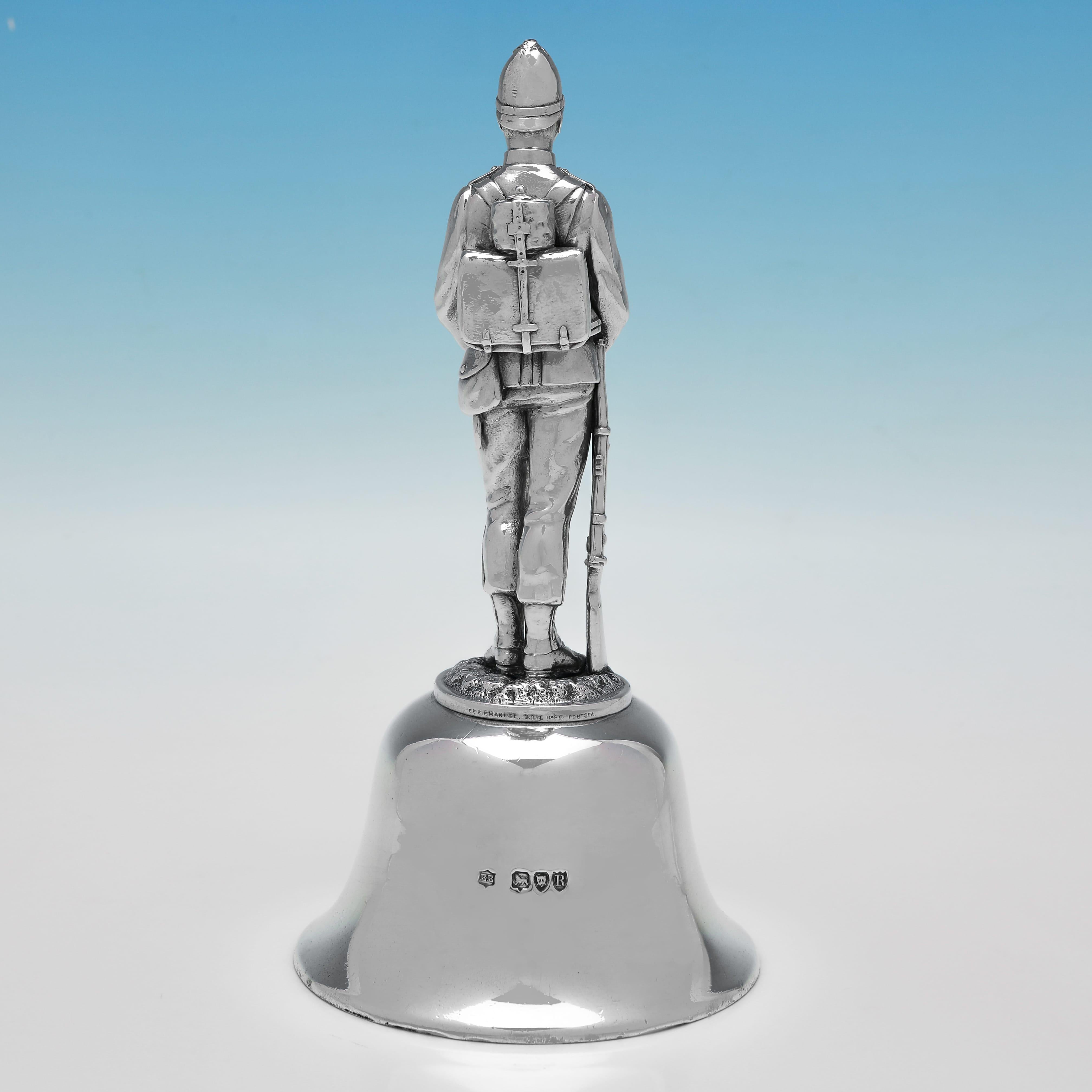 Marcada en Londres en 1892 por Emanuel Emanuel, esta llamativa campana victoriana de plata de ley antigua es de bonitas proporciones y tiene interés militar. La campana fue regalada al 3er Batallón del Regimiento de Hampshire y el asa tiene la forma