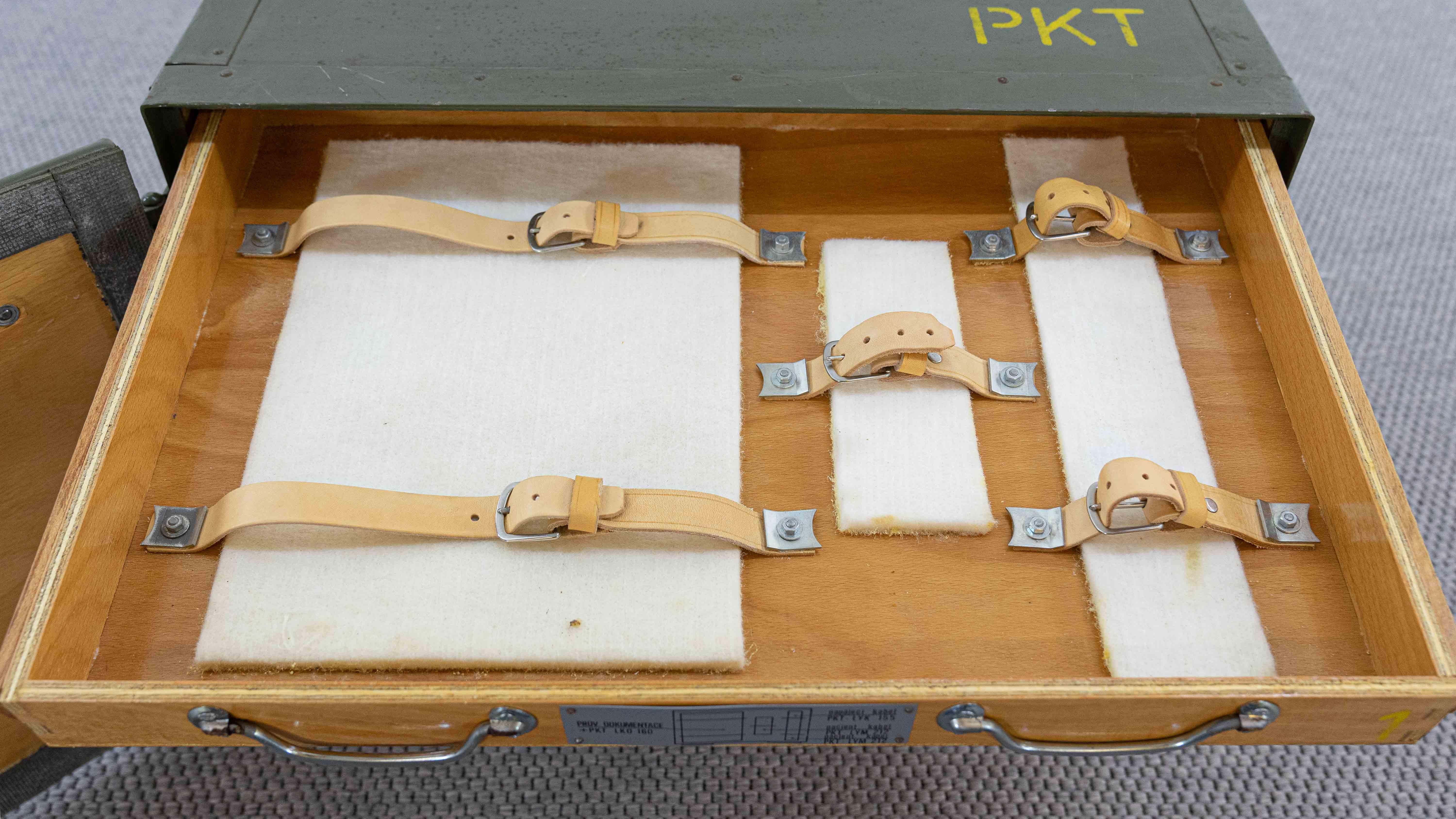 Militärische medizinische Kommode / Schrank mit 3 Schubladen im Angebot 3