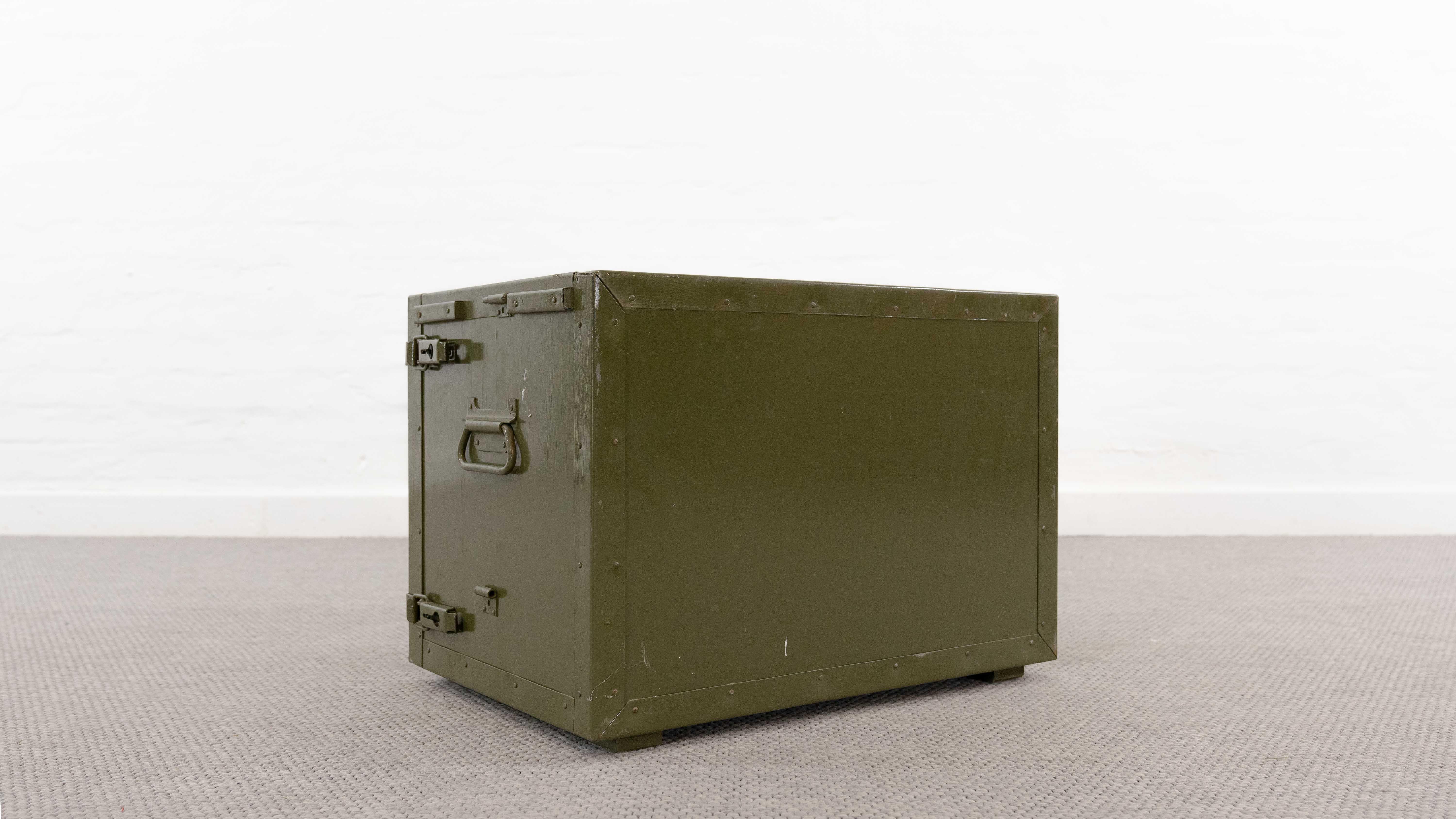 20ième siècle Commode médicale militaire avec 3 tiroirs en vente