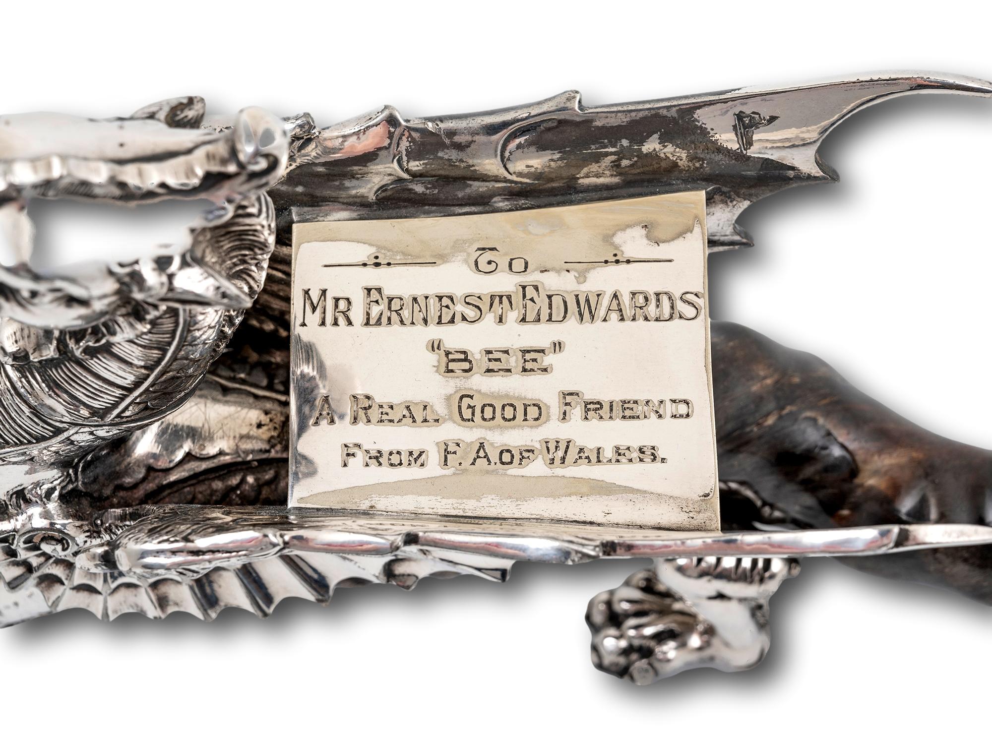 Militärisches Drachen-Tischfeuerzeug, geschenkt an Earnest 'Bee' Edwards Liverpool FC im Zustand „Gut“ im Angebot in Northampton, GB