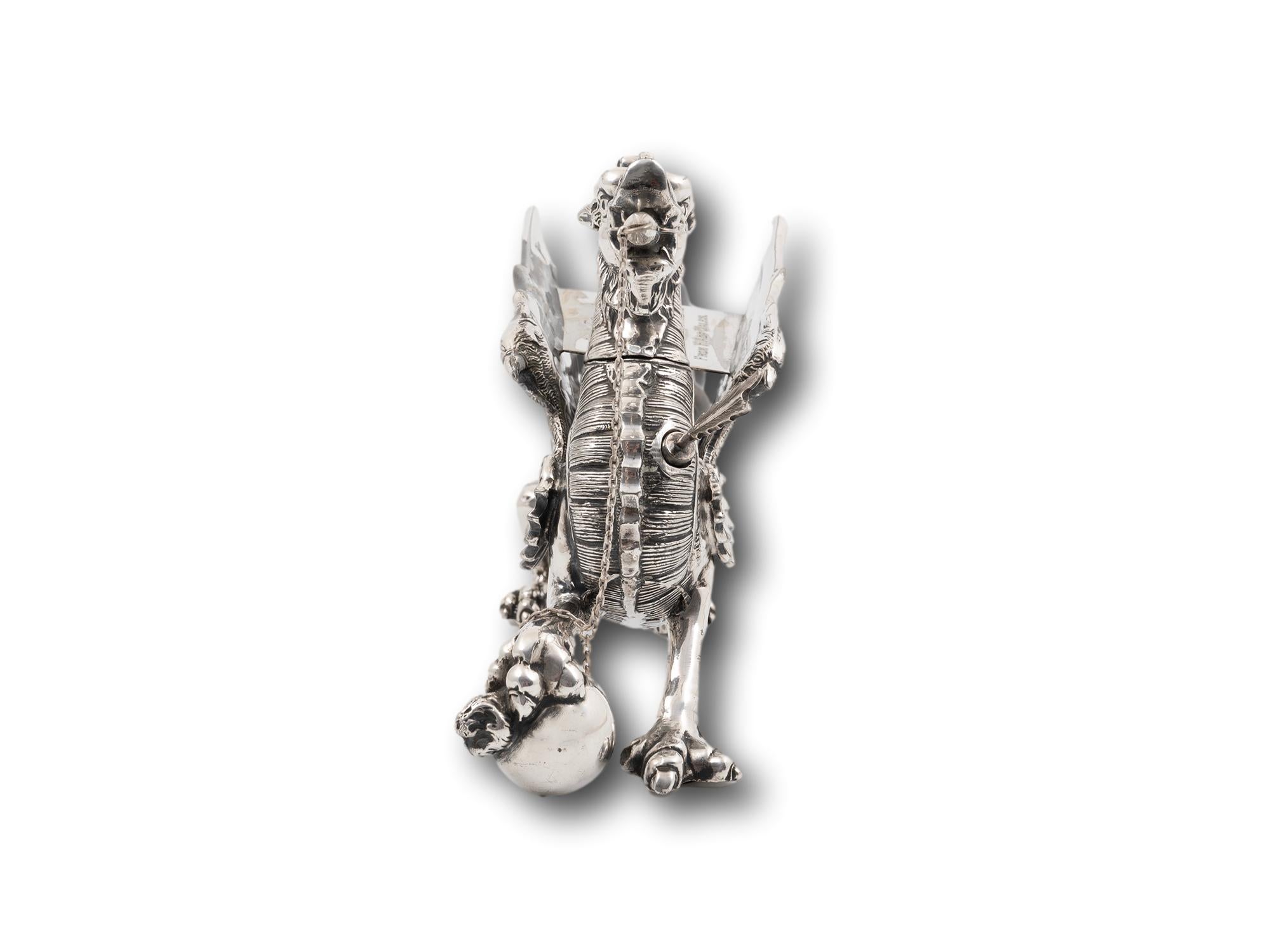 Militärisches Drachen-Tischfeuerzeug, geschenkt an Earnest 'Bee' Edwards Liverpool FC im Angebot 1