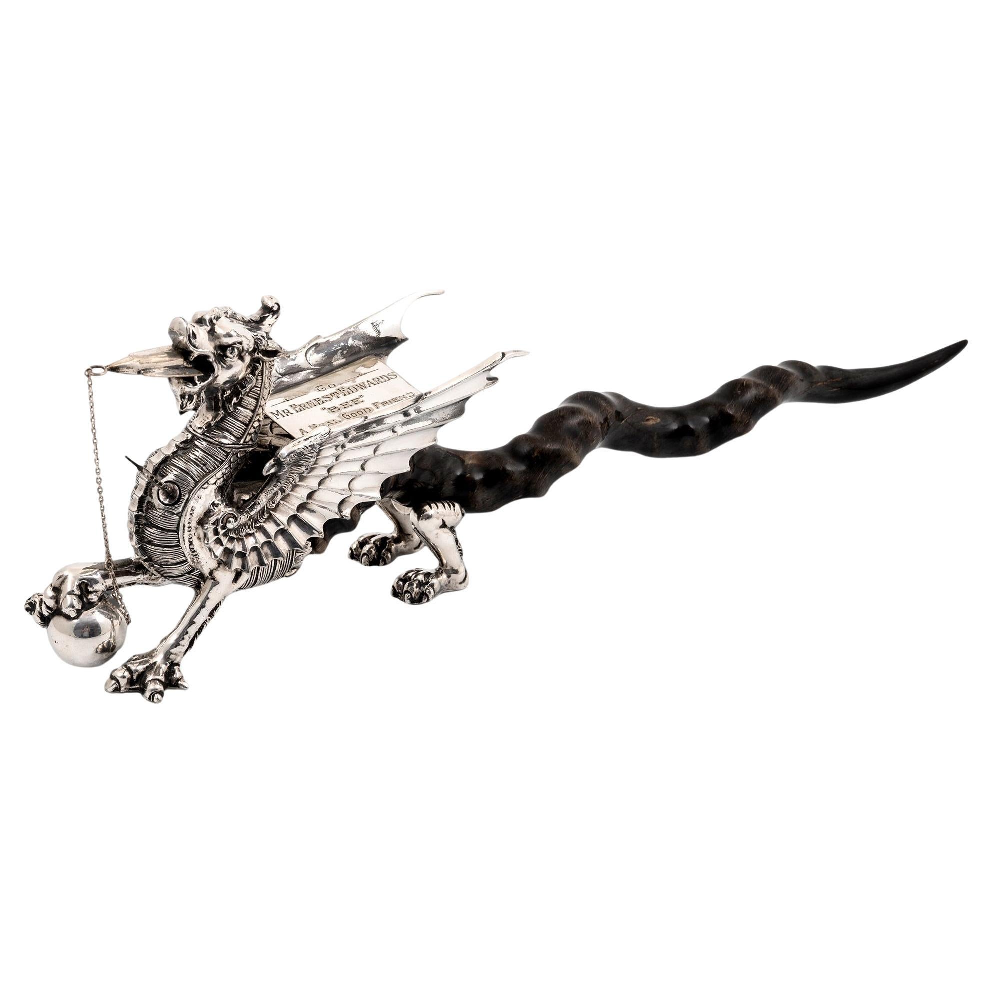 Militärisches Drachen-Tischfeuerzeug, geschenkt an Earnest 'Bee' Edwards Liverpool FC im Angebot