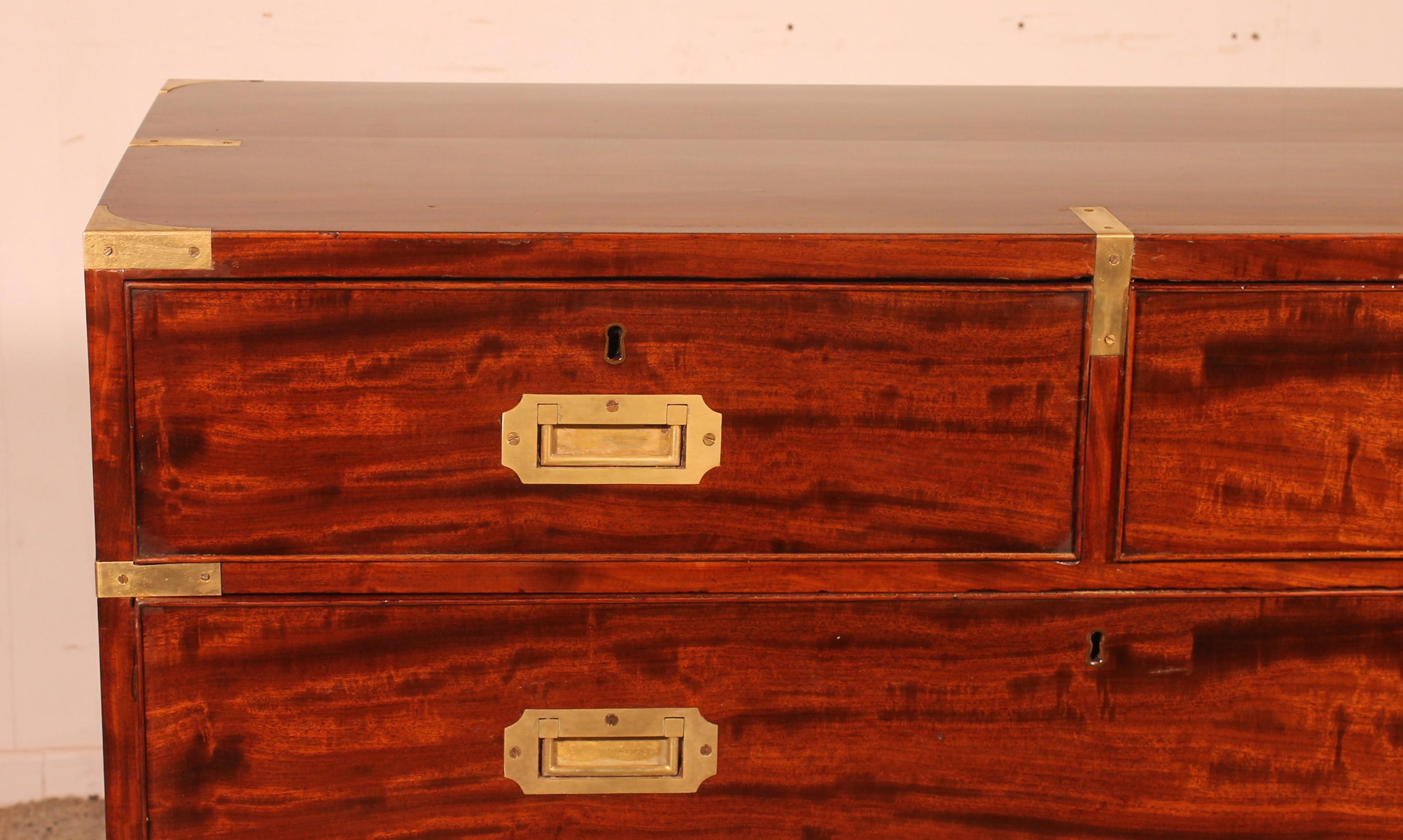 Superb 19th century officer's mahogany campaign or military chest of drawers.
High-quality chest of drawers with mahogany that has a superb flame. In addition, the brass reinforcements are of superb quality.

The chest of drawers has an unusual