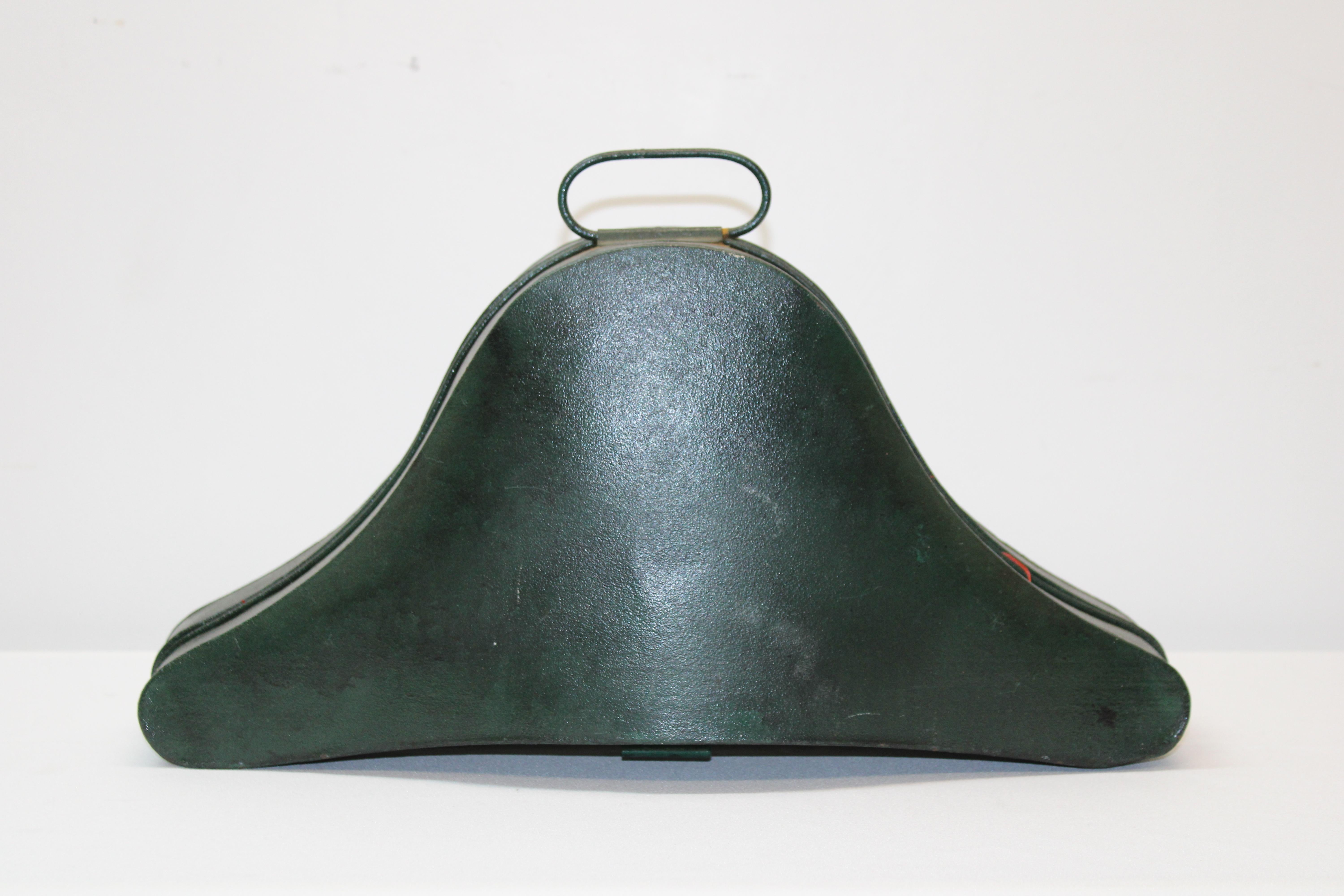 C. Fin du 19e siècle - début du 20e siècle

Chapeau militaire en soie avec boîte en métal originale par M.C Lilley CO.