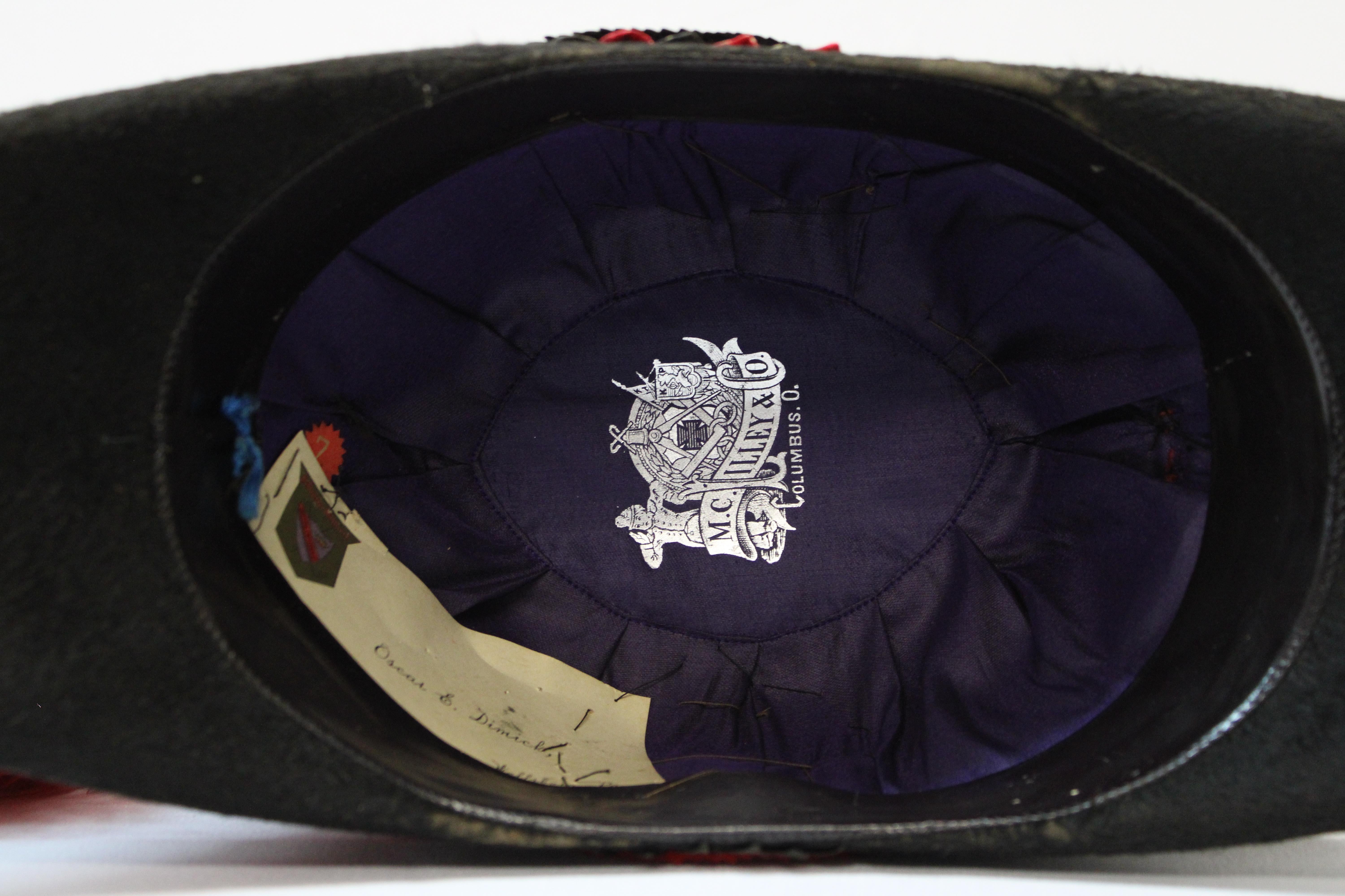 Chapeau militaire en soie avec boîte en métal d'origine en étain en vente 2