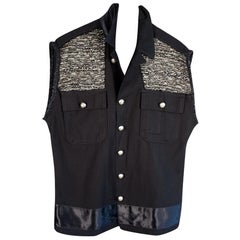 Gilet militaire sans manches en tweed noir et doré avec grands boutons argentés