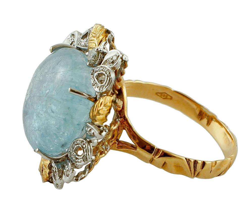 Vintage ring in 14k white and rose gold, mounted with a central milk aquamarine surrounded by little leaves in rose and white gold studded with diamonds.
The origin of this ring dates probably back to the 1980s, it was totally handmade by Italian