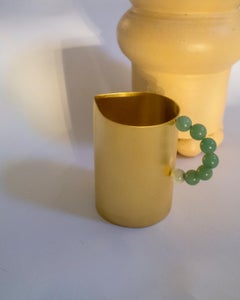 Contenitore per il latte contemporaneo in pietra di quarzo verde placcato oro di Natalia Criado