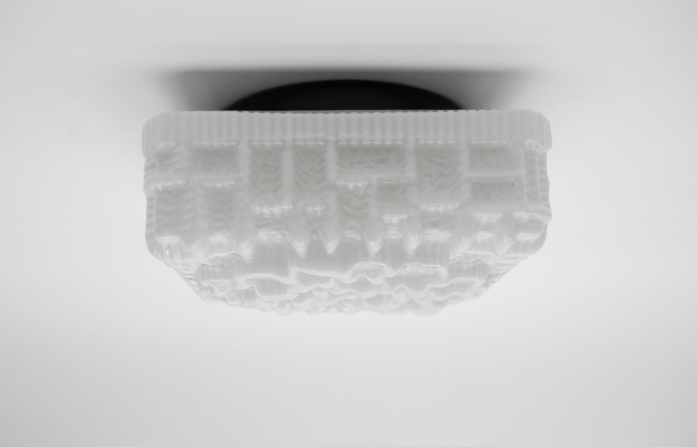 Milieu du XXe siècle Lampe à encastrer en verre dépoli 3D, Allemagne, années 1960 en vente