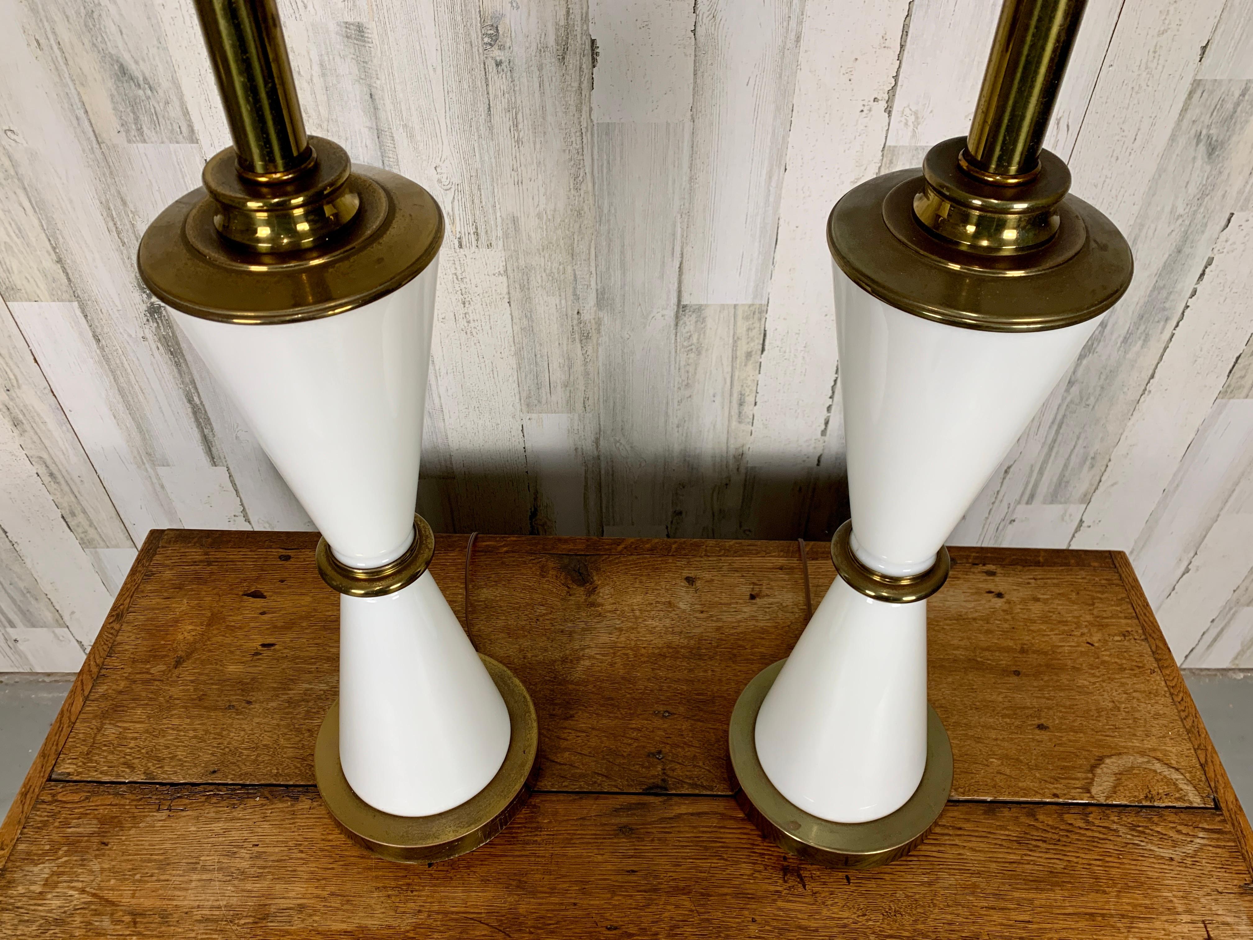 Milchglas- und Messing-Tischlampen in Sanduhrform im Angebot 3