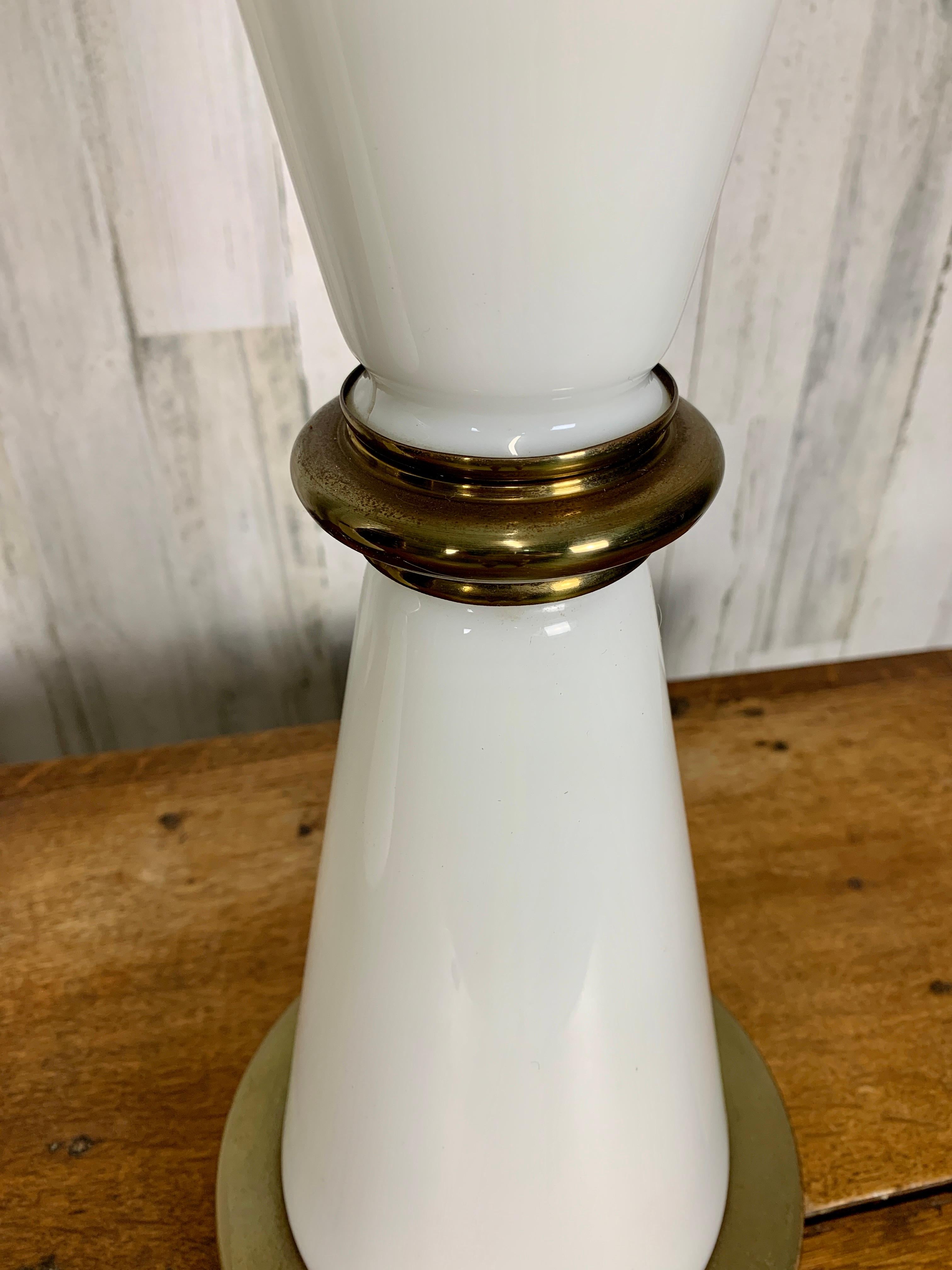 Milchglas- und Messing-Tischlampen in Sanduhrform im Angebot 7