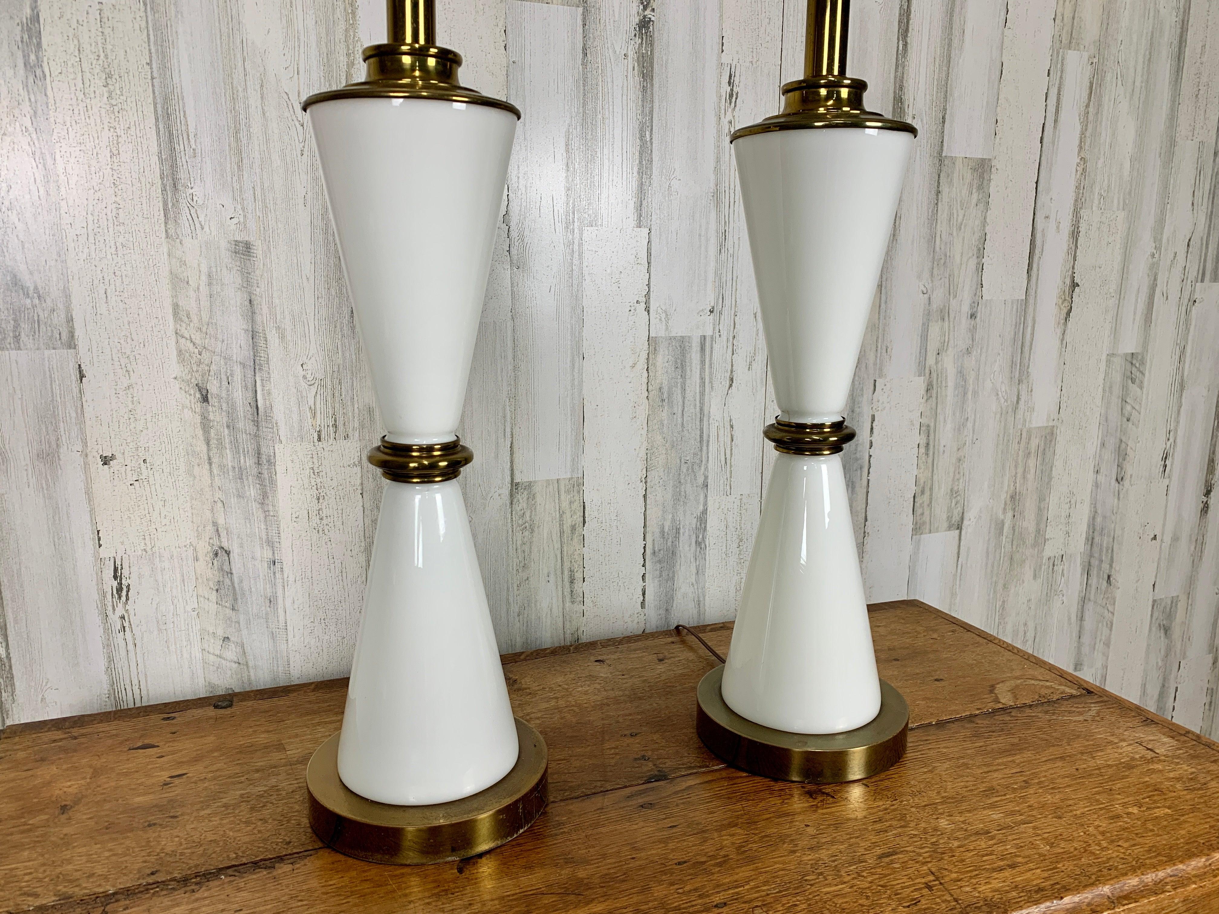 Milchglas- und Messing-Tischlampen in Sanduhrform im Angebot 10