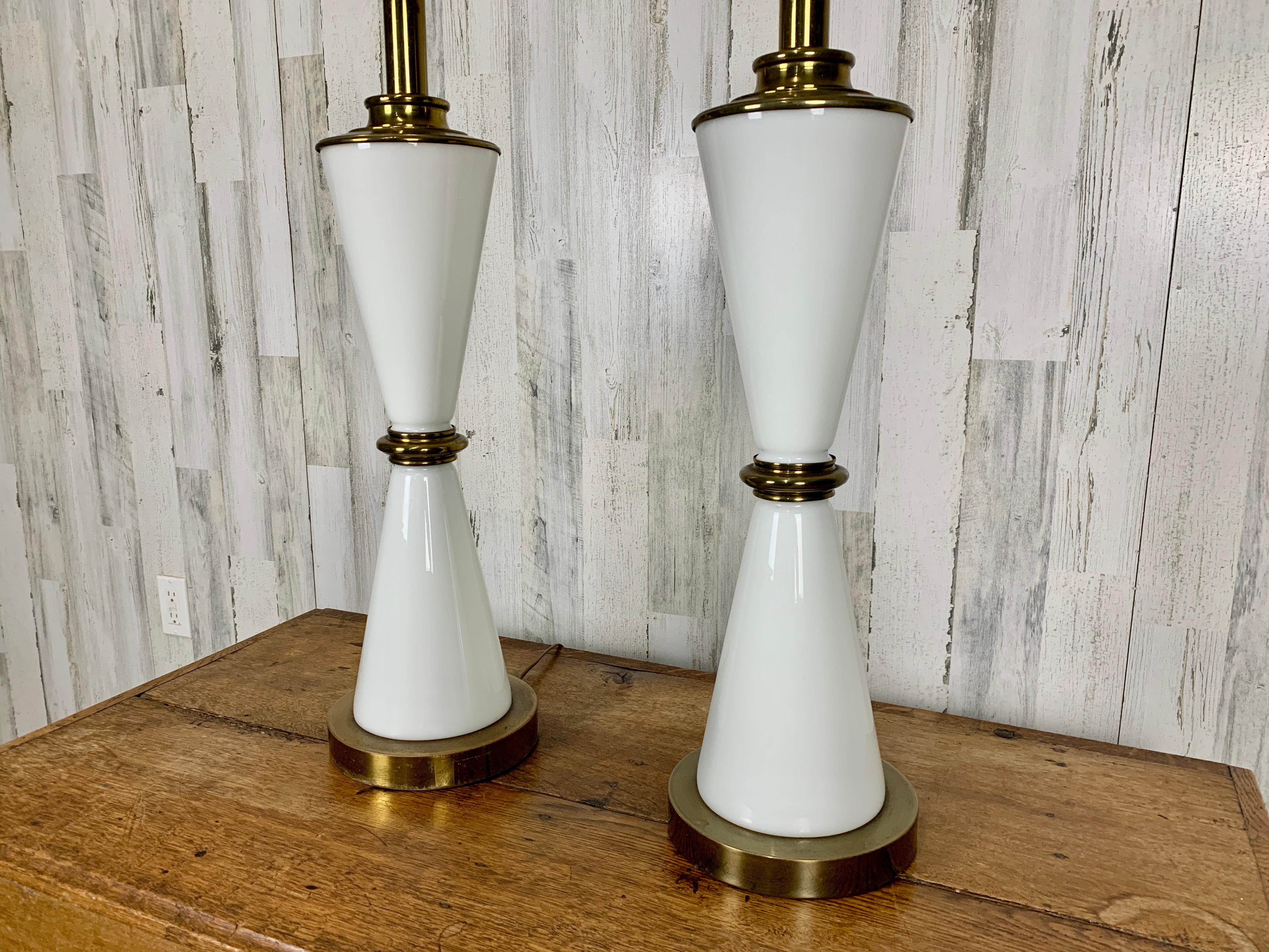Milchglas- und Messing-Tischlampen in Sanduhrform im Angebot 9