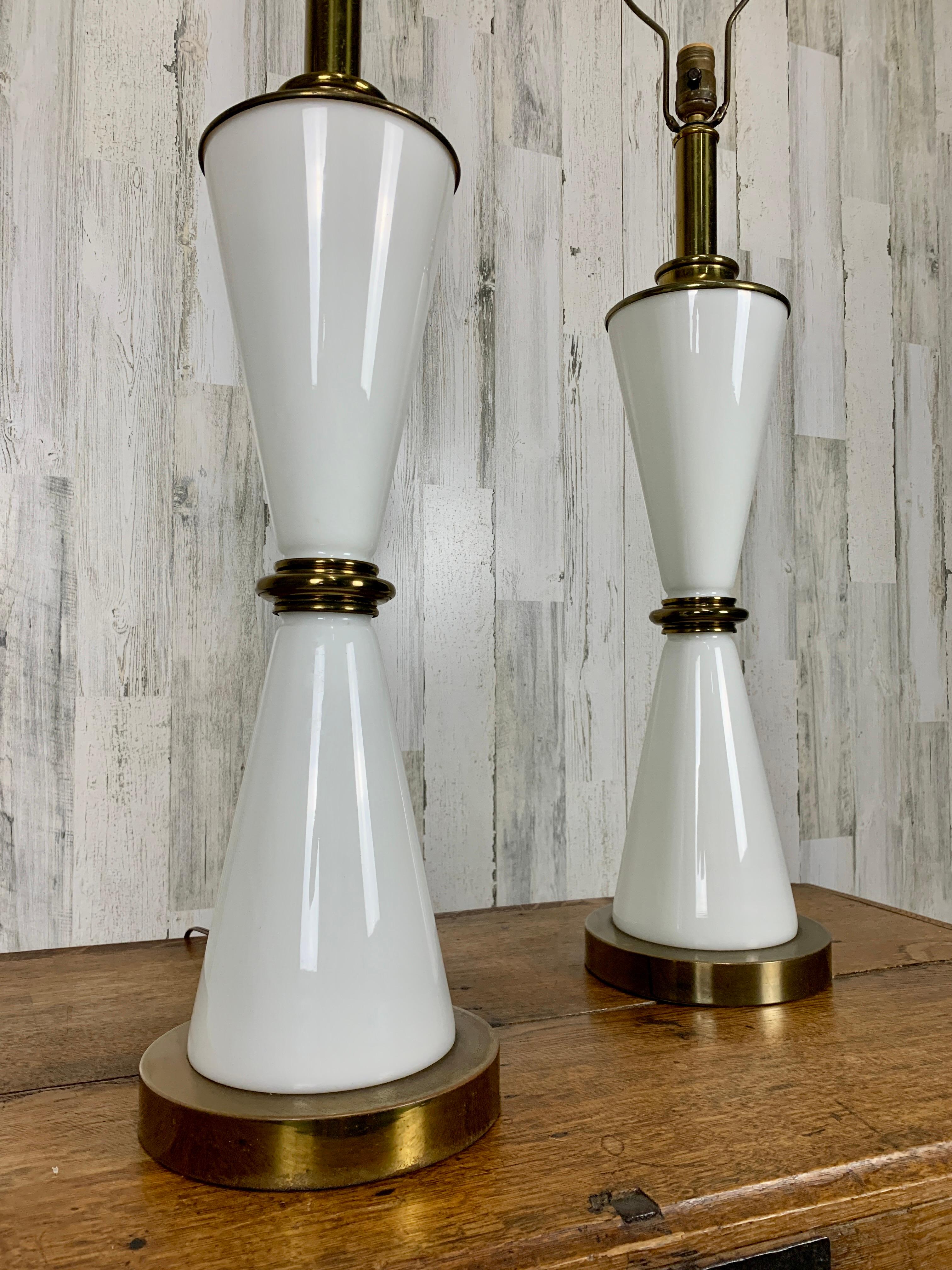 Milchglas- und Messing-Tischlampen in Sanduhrform (Moderne der Mitte des Jahrhunderts) im Angebot