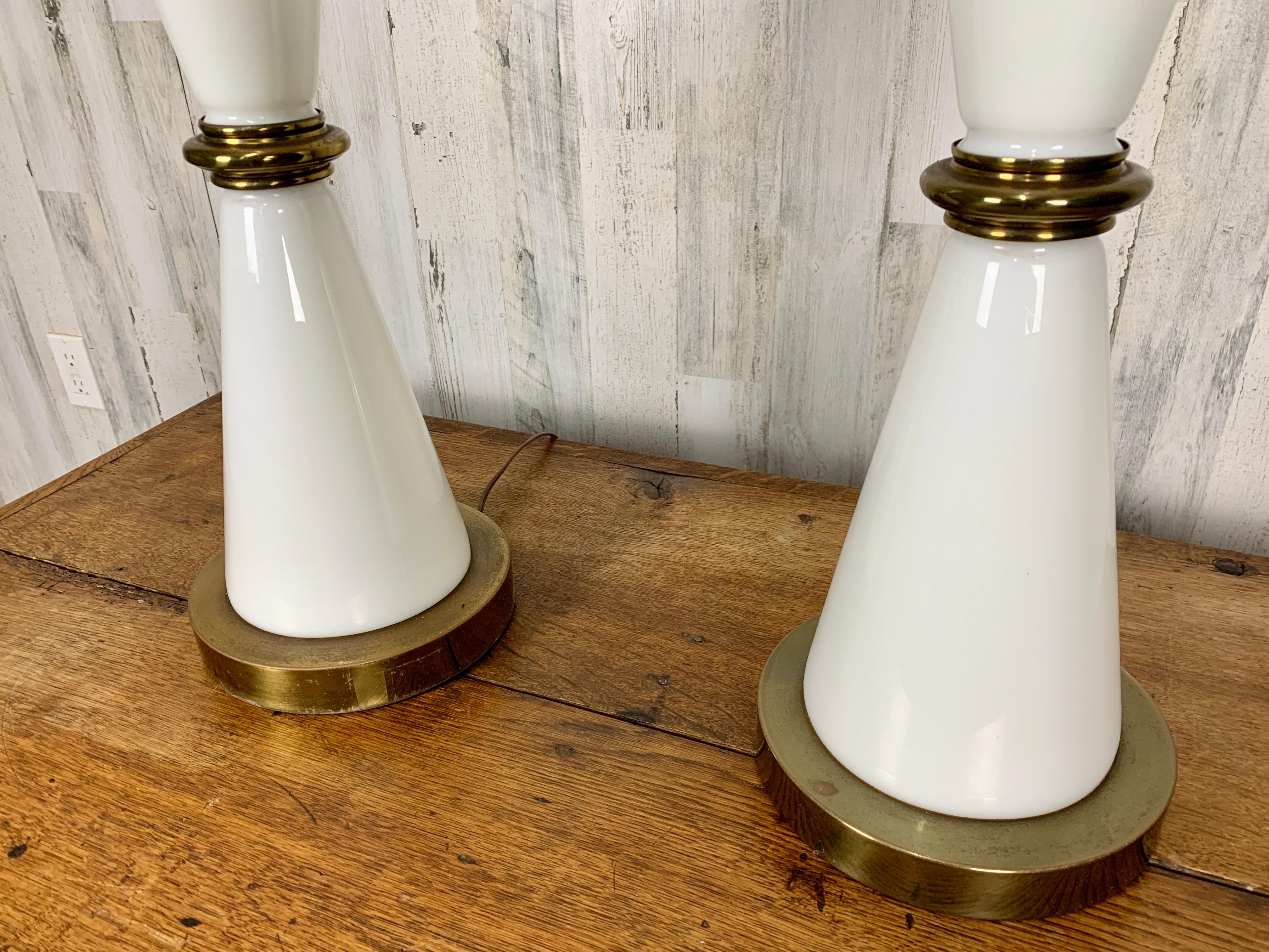 Milchglas- und Messing-Tischlampen in Sanduhrform (Nordamerikanisch) im Angebot