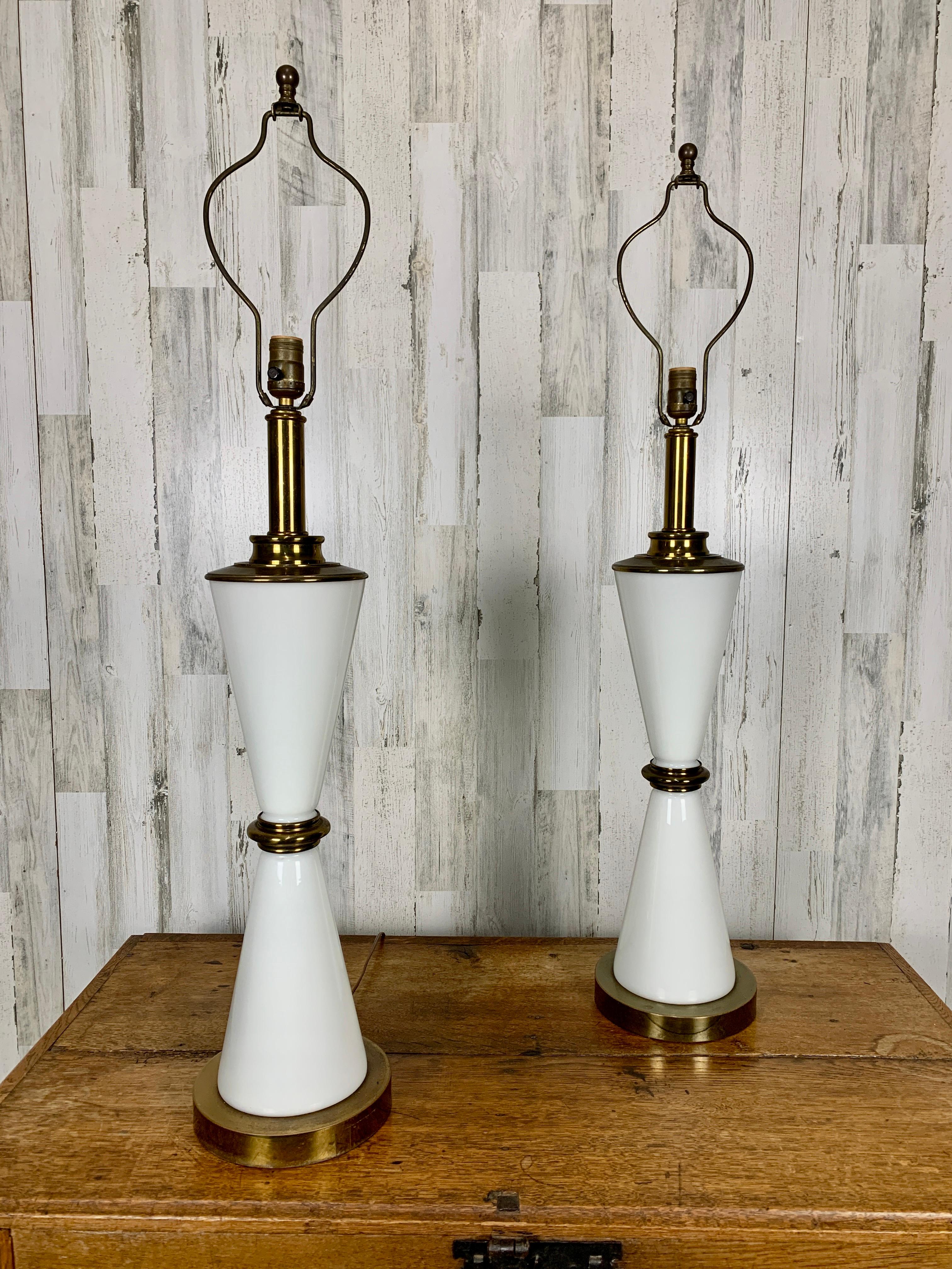 Milchglas- und Messing-Tischlampen in Sanduhrform im Zustand „Gut“ im Angebot in Denton, TX