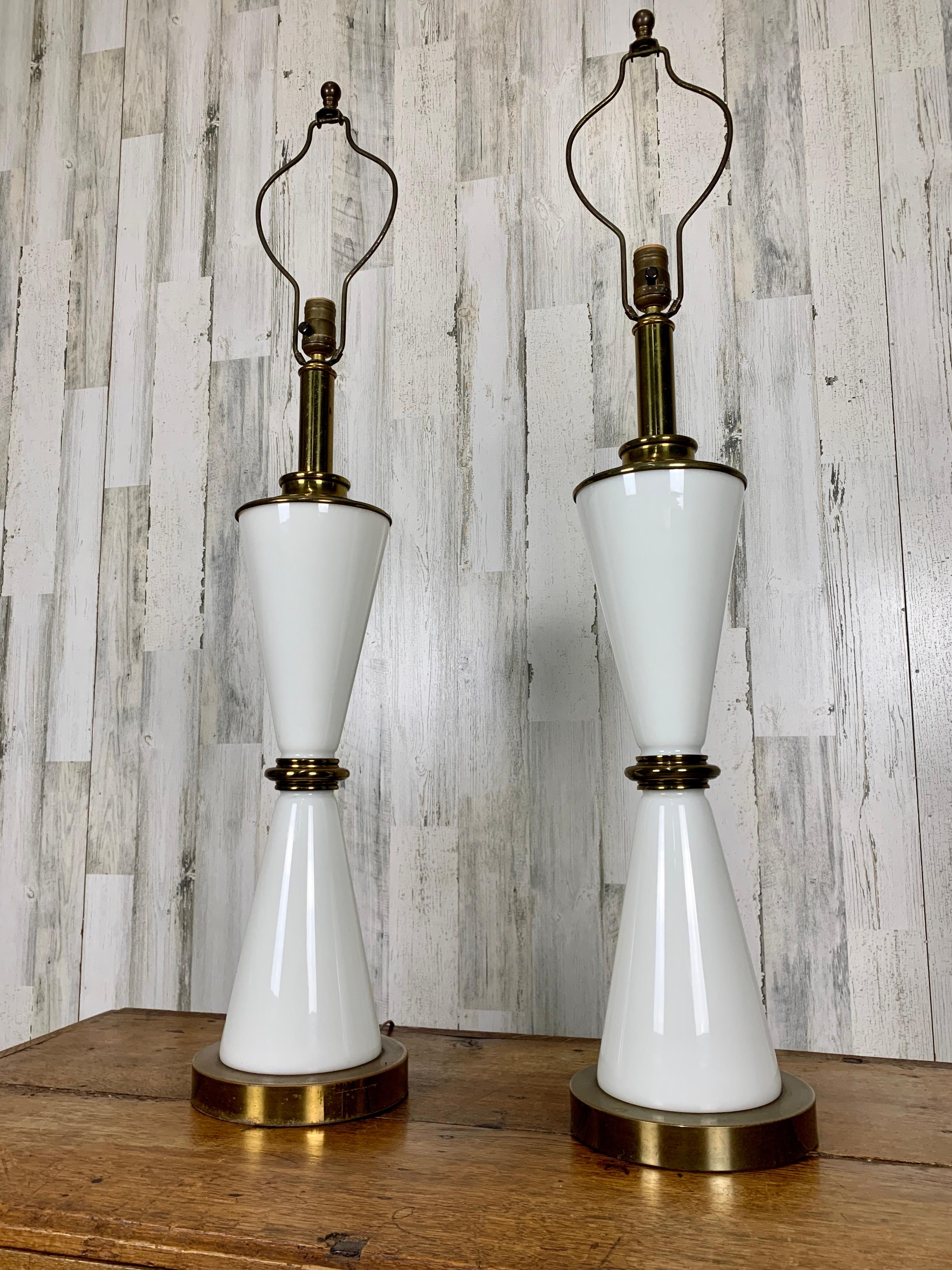 Milchglas- und Messing-Tischlampen in Sanduhrform (20. Jahrhundert) im Angebot