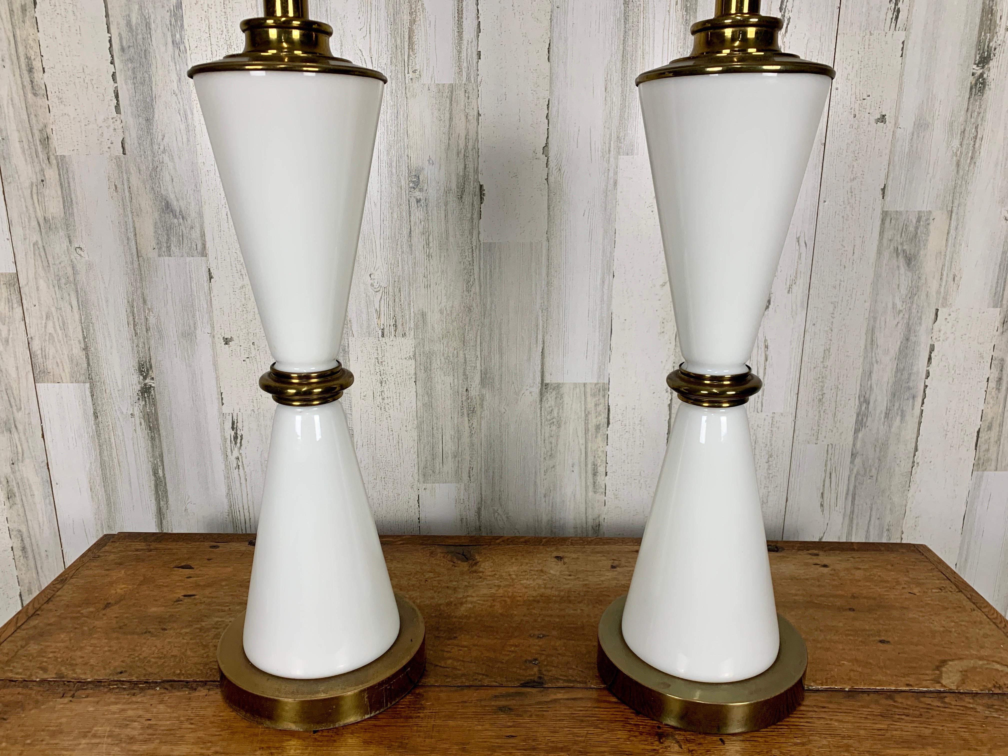 Milchglas- und Messing-Tischlampen in Sanduhrform im Angebot 2