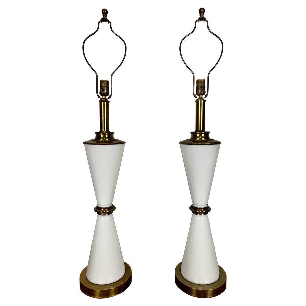 Milchglas- und Messing-Tischlampen in Sanduhrform im Angebot