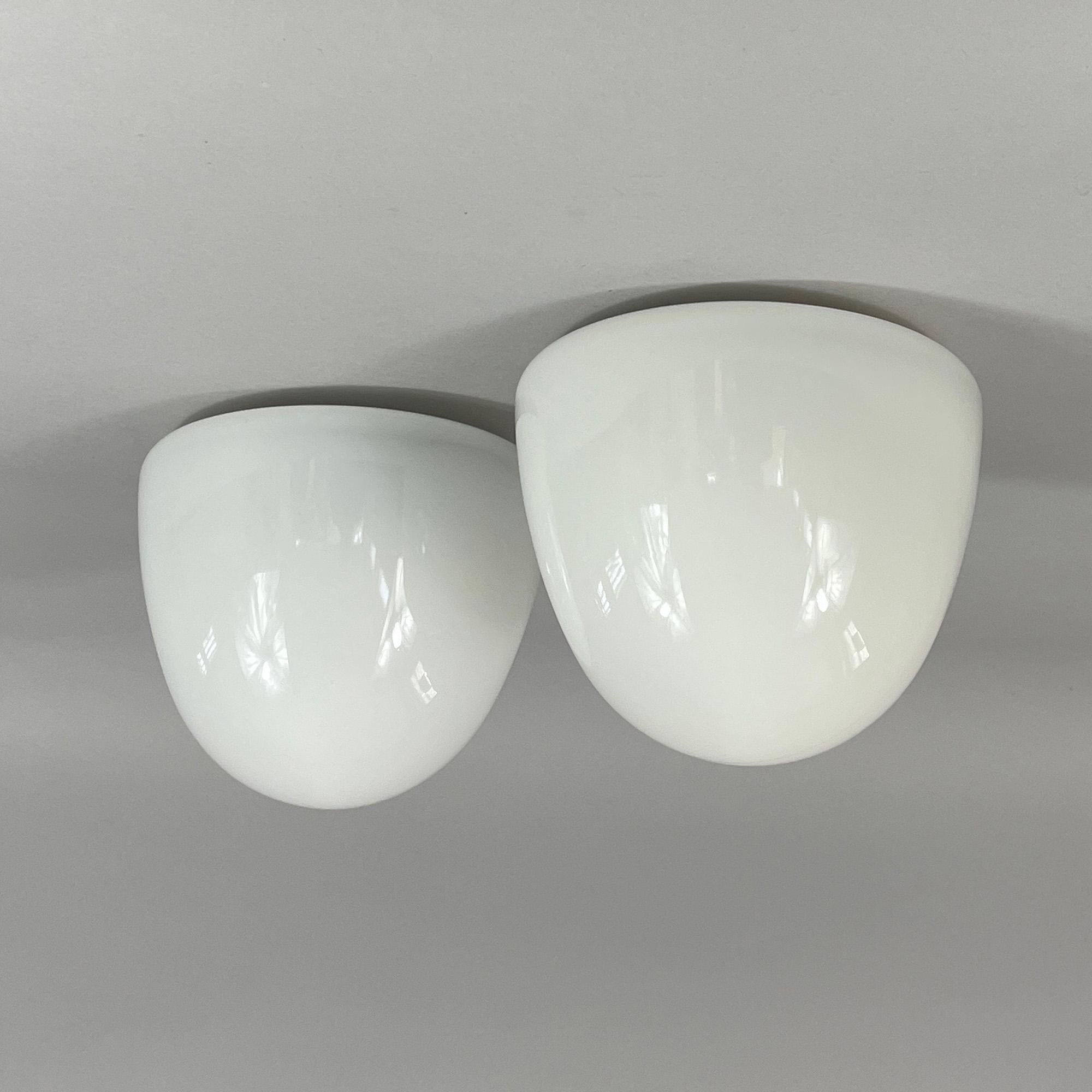 Ces affleurants minimalistes ont été conçus et fabriqués en Allemagne dans les années 1930, à l'époque du Bauhaus. La philosophie du design du Bauhaus mettait l'accent sur une esthétique fonctionnelle et minimaliste, utilisant souvent des formes