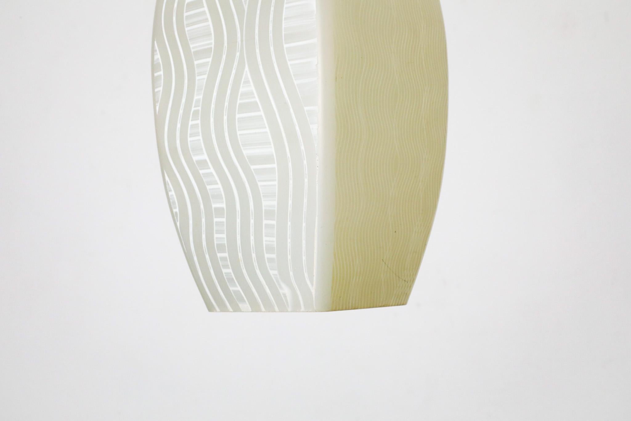 Deckenleuchte aus Milchglas mit dekorativem weißem Grafikmotiv aus Milchglas im Angebot 4