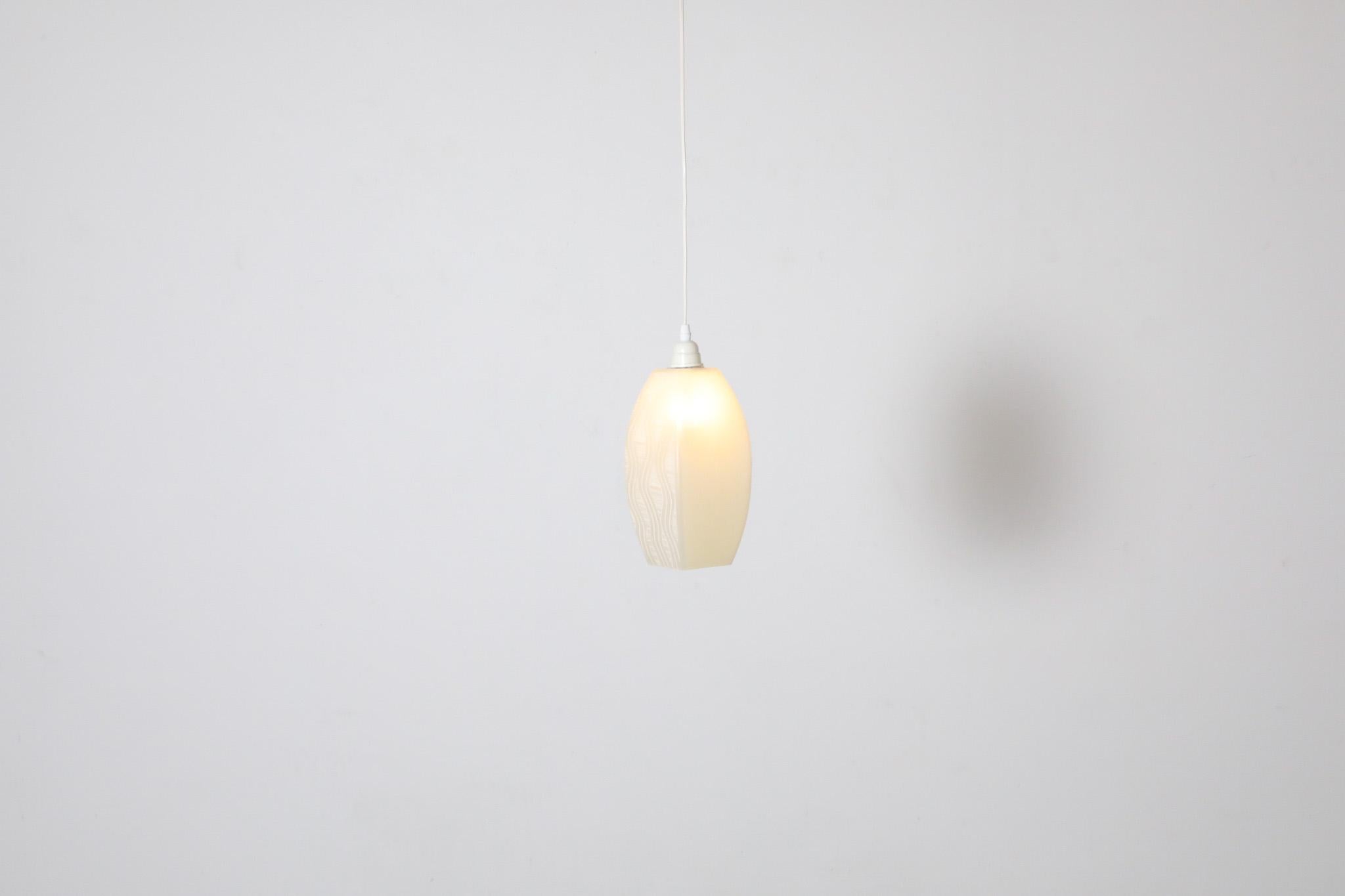 Deckenleuchte aus Milchglas mit dekorativem weißem Grafikmotiv aus Milchglas (Moderne der Mitte des Jahrhunderts) im Angebot