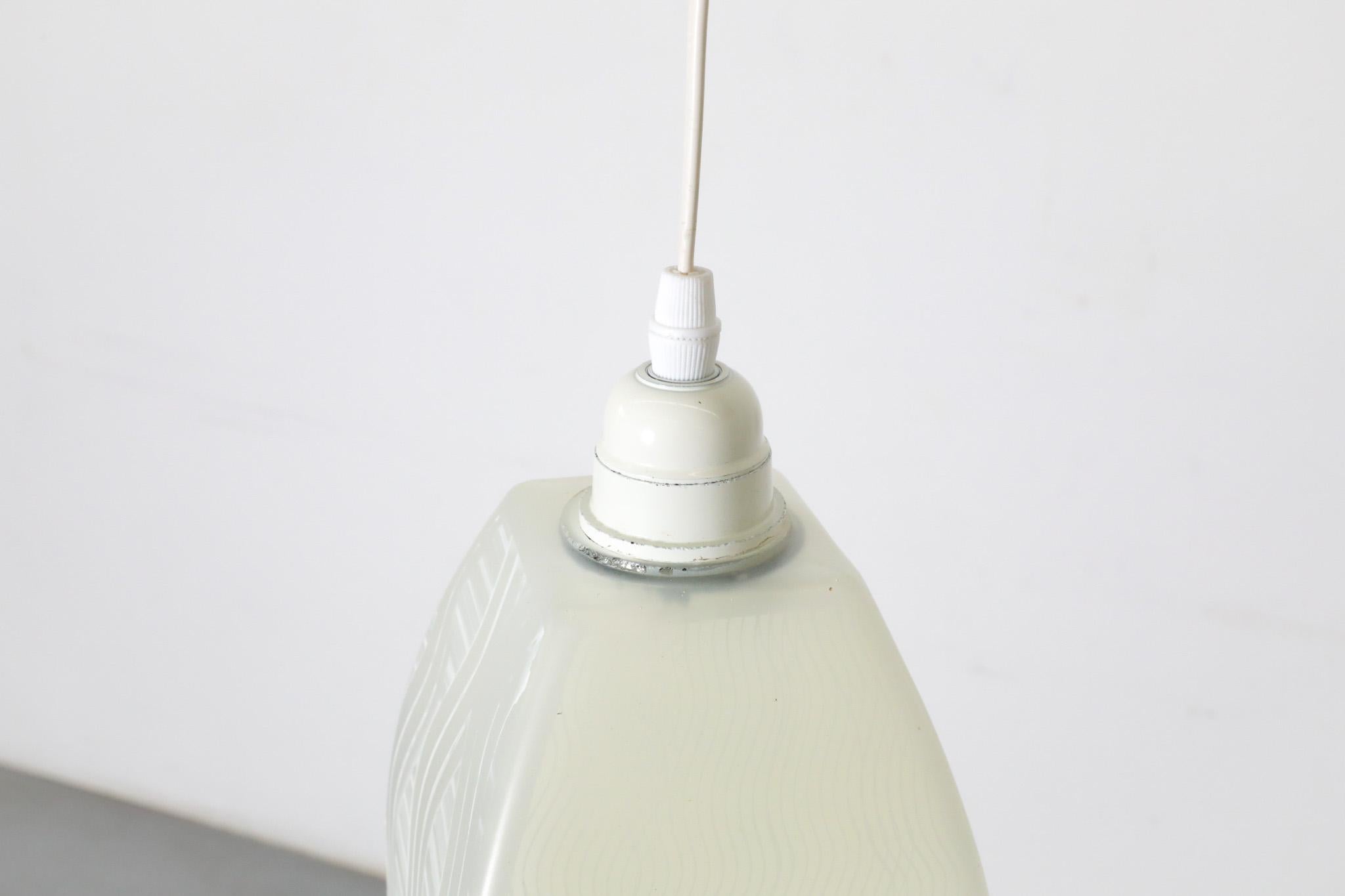 Deckenleuchte aus Milchglas mit dekorativem weißem Grafikmotiv aus Milchglas (20. Jahrhundert) im Angebot