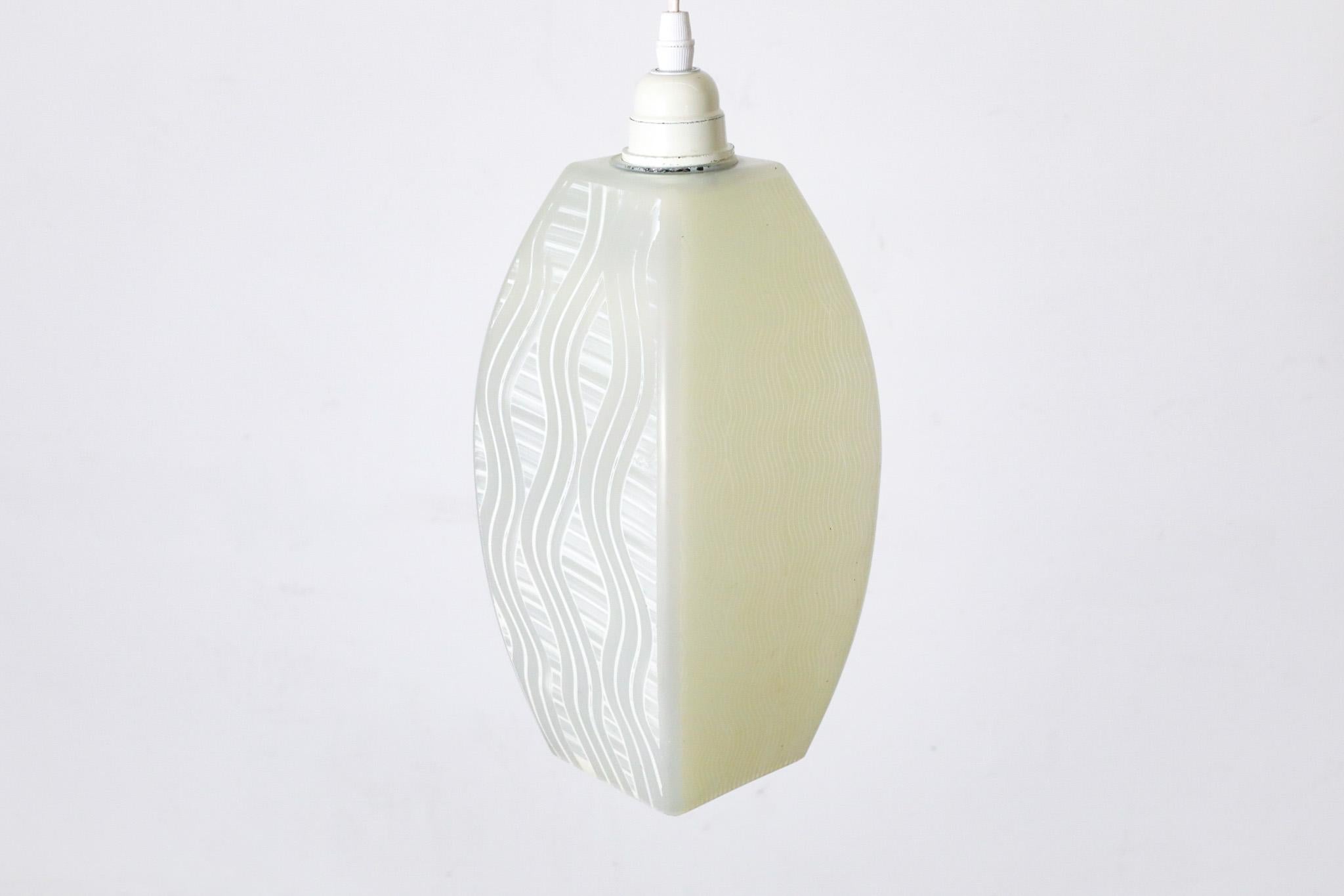 Deckenleuchte aus Milchglas mit dekorativem weißem Grafikmotiv aus Milchglas im Angebot 1