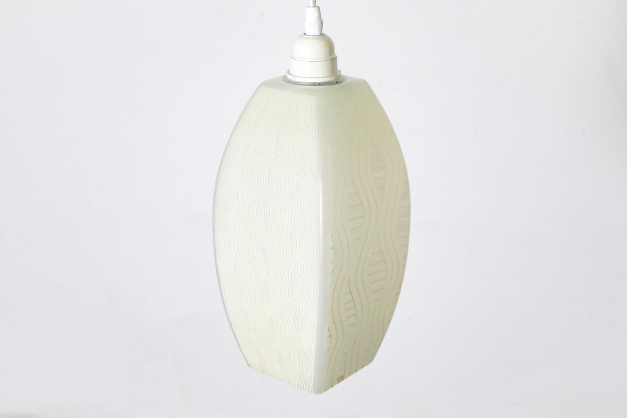 Deckenleuchte aus Milchglas mit dekorativem weißem Grafikmotiv aus Milchglas im Angebot 2
