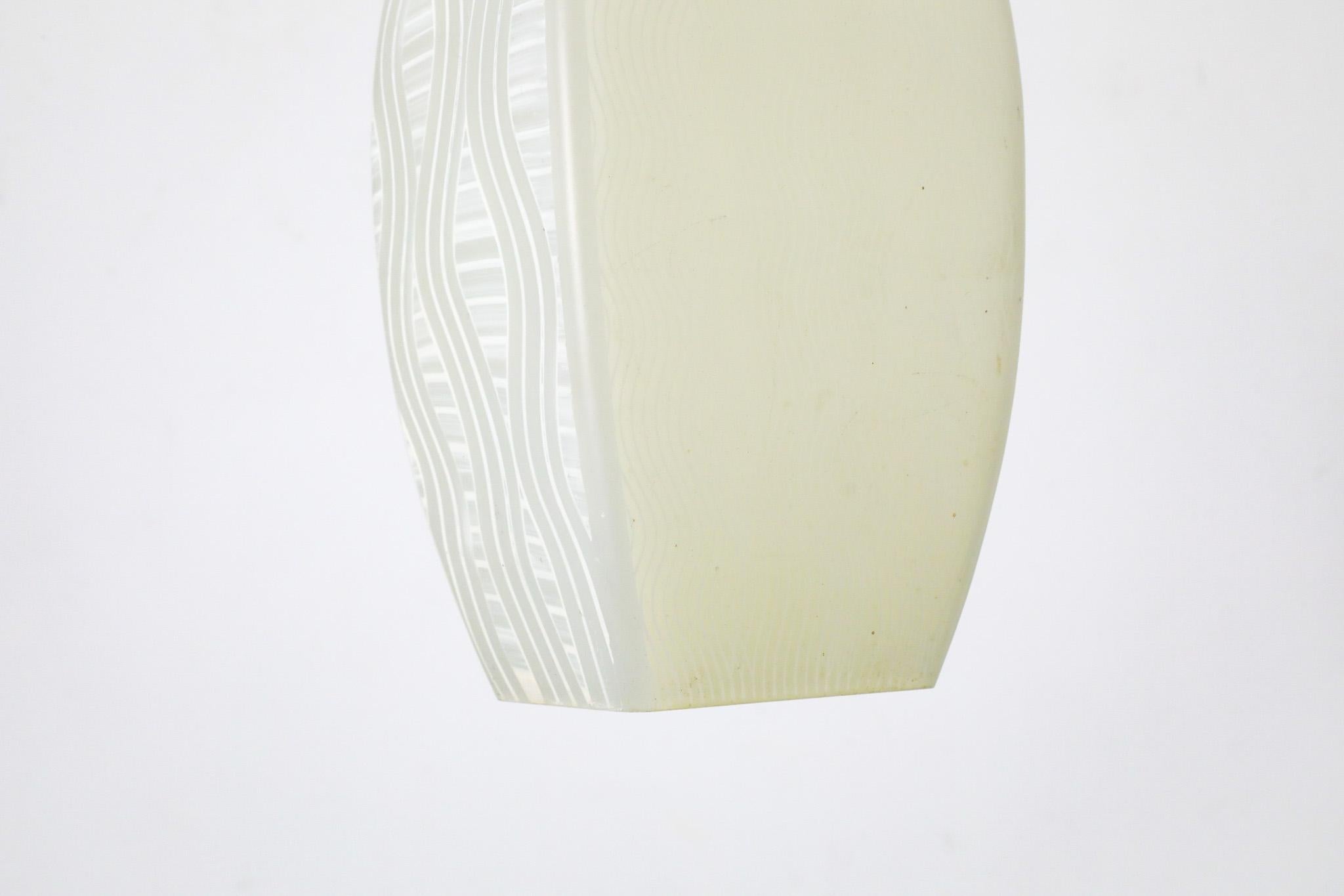 Deckenleuchte aus Milchglas mit dekorativem weißem Grafikmotiv aus Milchglas im Angebot 3
