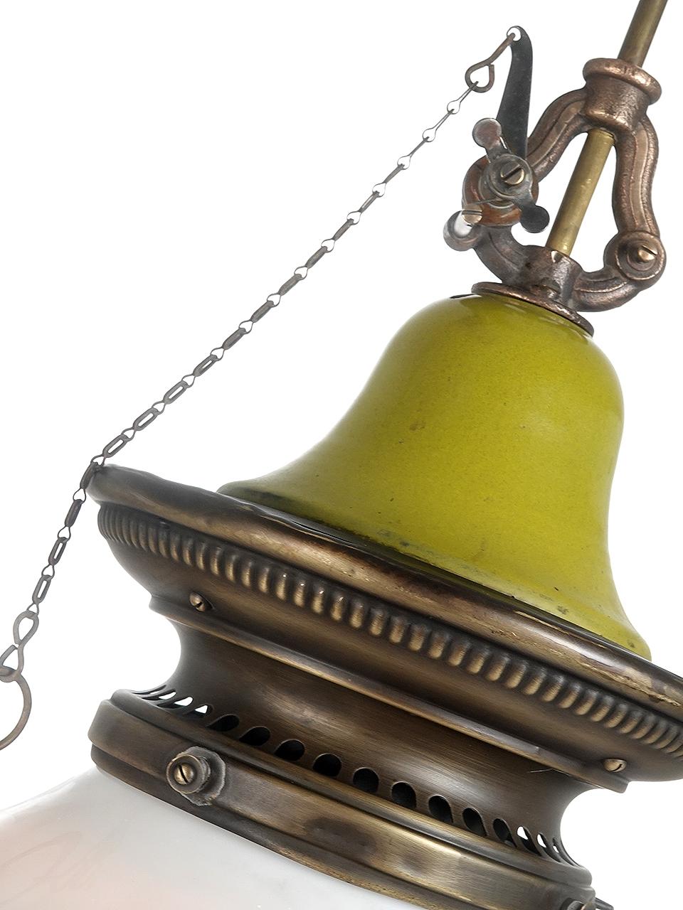 Si tratta di una lampada a gas Humphrey della fine del 1800 che abbiamo ricablato in modo da poter utilizzare una lampadina standard E26. Abbiamo mantenuto il carattere originale delle lampade e la valvola a catena. La lampada è unica, con alcuni