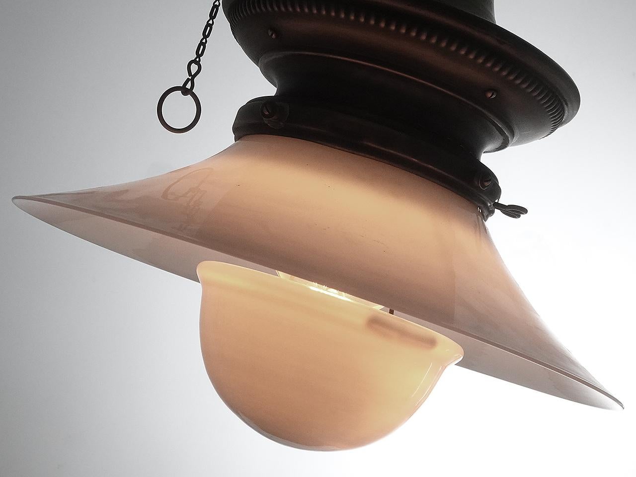 Industriale Lampada a gas Humphrey a sospensione con doppio paralume in vetro lattiginoso in vendita
