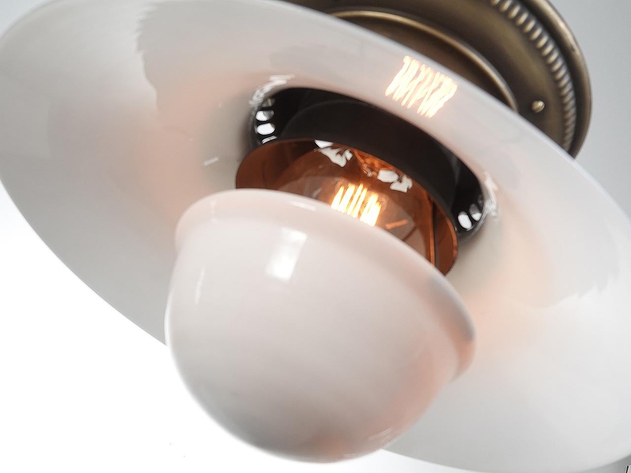 Lampada a gas Humphrey a sospensione con doppio paralume in vetro lattiginoso In condizioni buone in vendita a Peekskill, NY