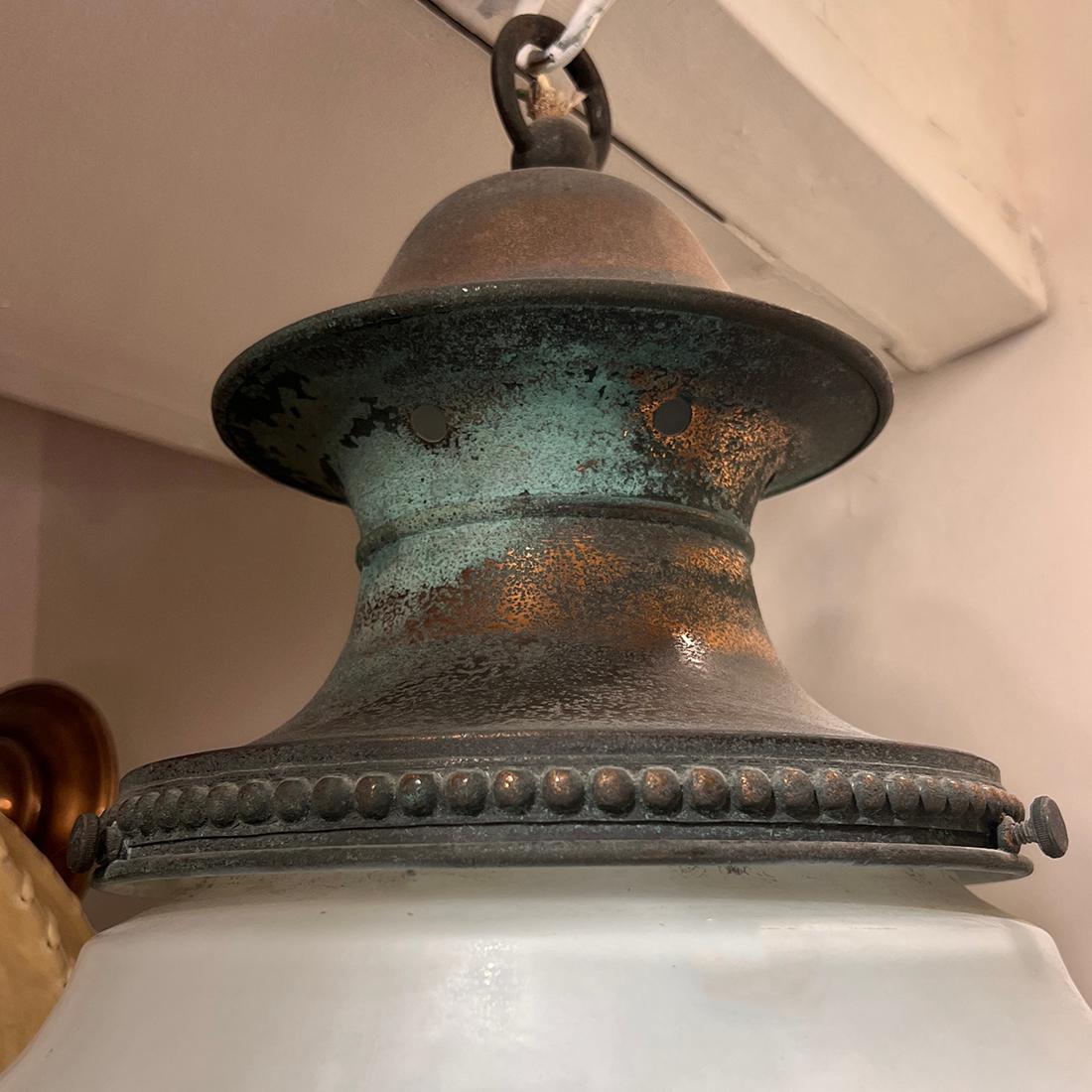 Paar englische Laternen aus Milchglas aus den 1920er Jahren mit neoklassischem Motiv auf Glas, patinierte Kupferbeschläge
Maßnahmen:
Durchmesser: 17