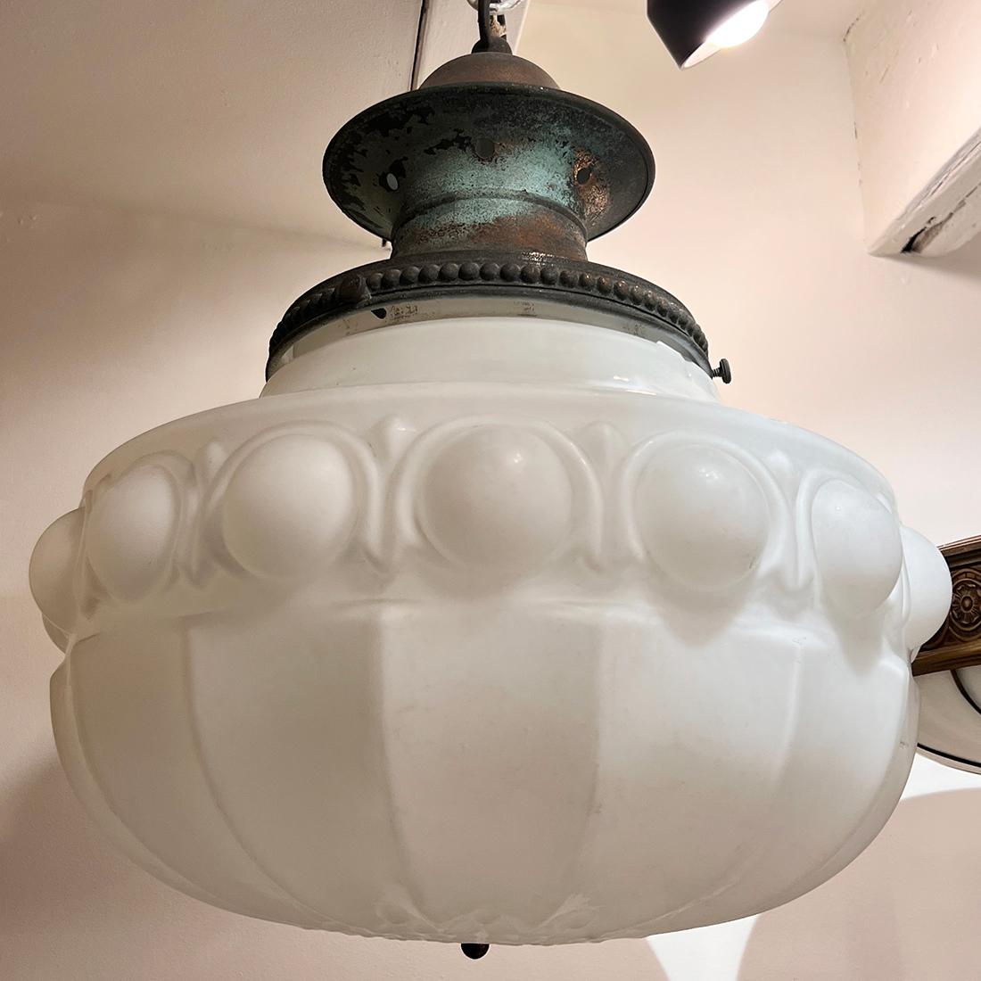 Paar Laternen aus Milchglas (Englisch) im Angebot