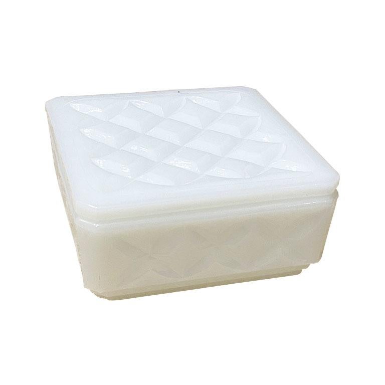 Une belle boîte à bijoux ou à bibelots en verre de lait taillé. Cette jolie pièce est de forme carrée, avec une décoration en forme de diamant sur le couvercle et les côtés. 

Dimensions :
4.largeur de 25 pouces
4.profondeur de 25 pouces
2