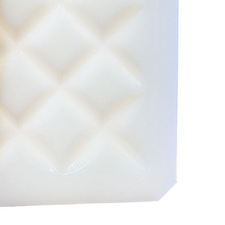 Milchglas-Truhe oder Schmuckkästchen mit Diamantform-Dekoration und Deckel (amerikanisch) im Angebot