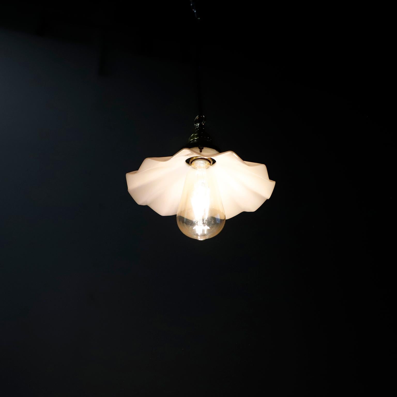 Milk Glass Vintage Industrial Pendant Light 14 In Good Condition For Sale In Mexico City, CDMX