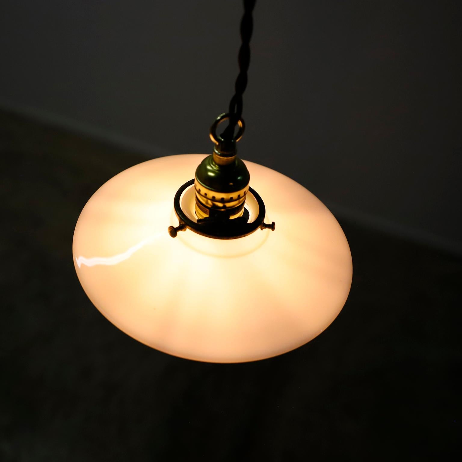 Milk Glass Vintage Industrial Pendant Light 5 In Good Condition For Sale In Mexico City, CDMX