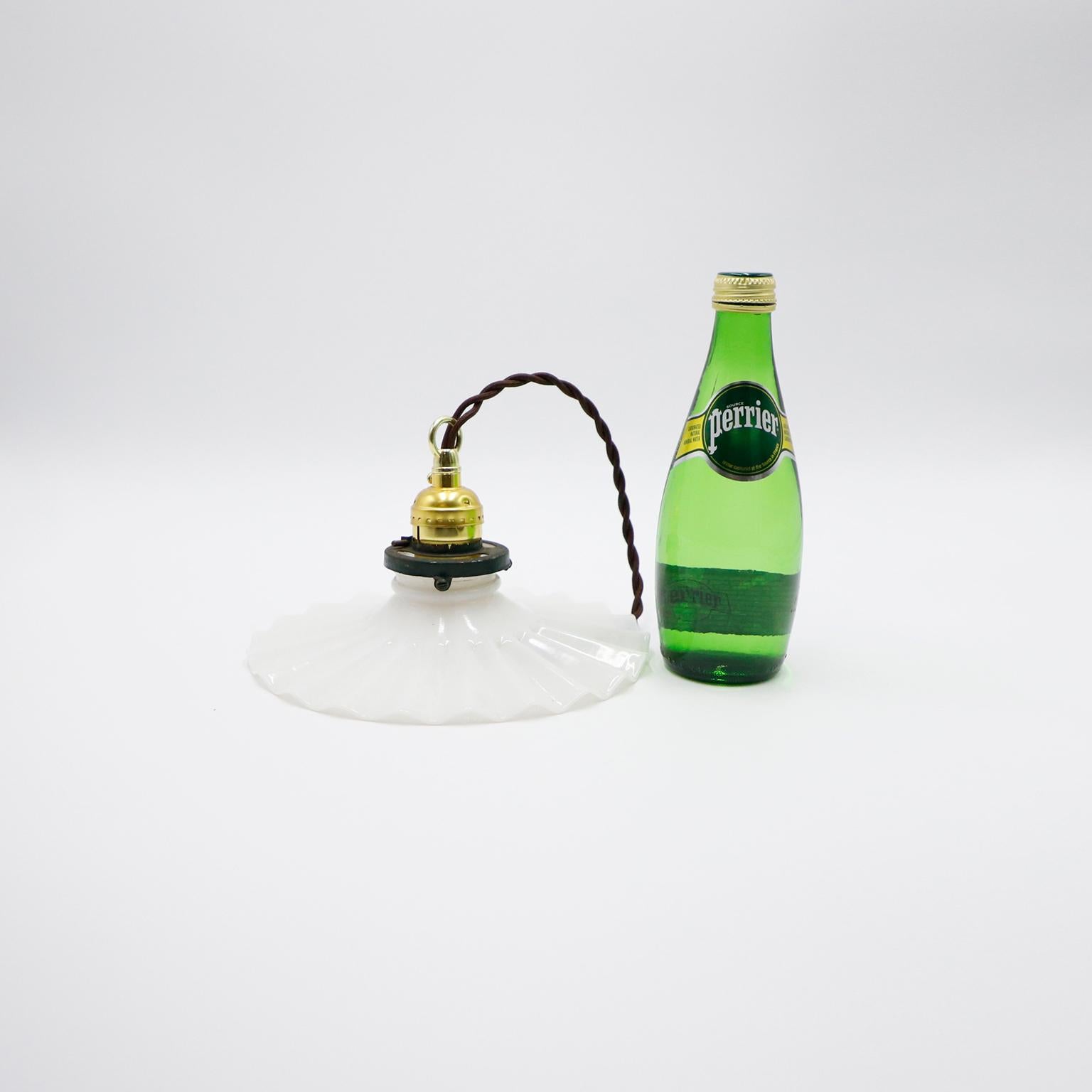 Milk Glass Vintage Industrial Pendant Light 8 In Good Condition For Sale In Mexico City, CDMX